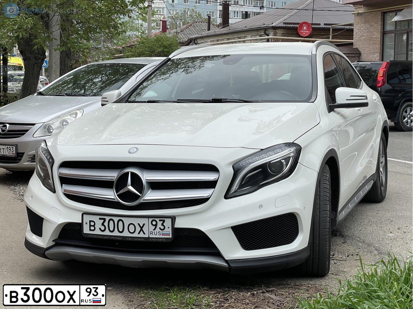 Фото автомобиля MERCEDES GLA-KLASSE, 2014 — госномер В300ОХ93. Цвет: Белый