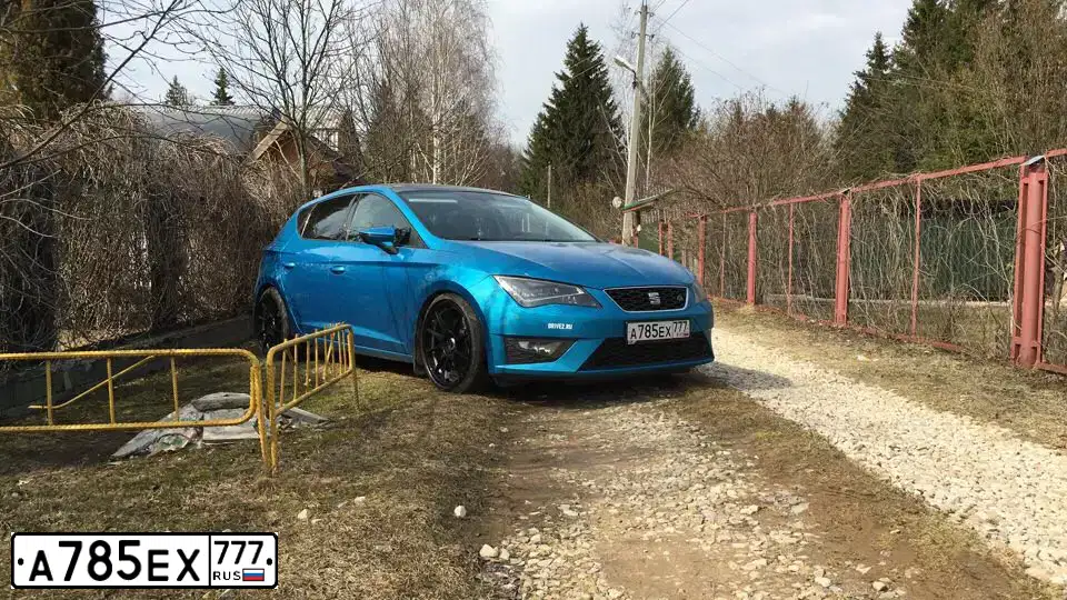 Фото автомобиля SEAT LEON, 2014 — госномер А785ЕХ777. Цвет: ГОЛУБОЙ