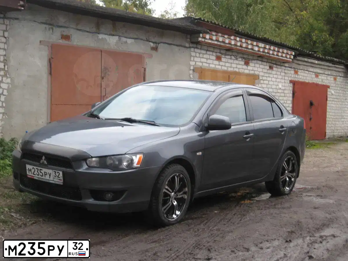 Фото автомобиля MITSUBISHI LANCER, 2007 — госномер М235РУ32. Цвет: СЕРЫЙ