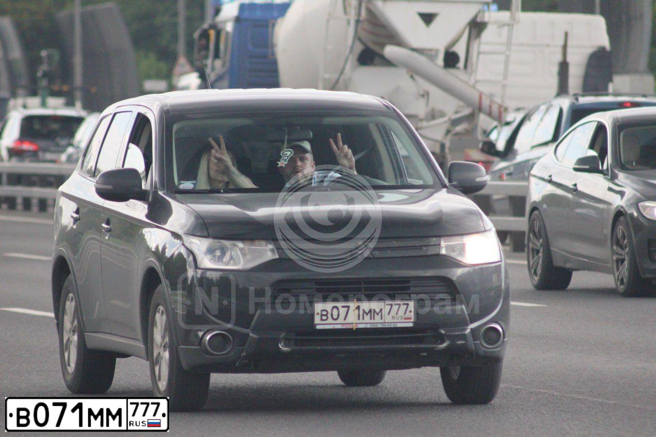Фото автомобиля MITSUBISHI OUTLANDER, 2014 — госномер В071ММ777. Цвет: ЧЕРНЫЙ