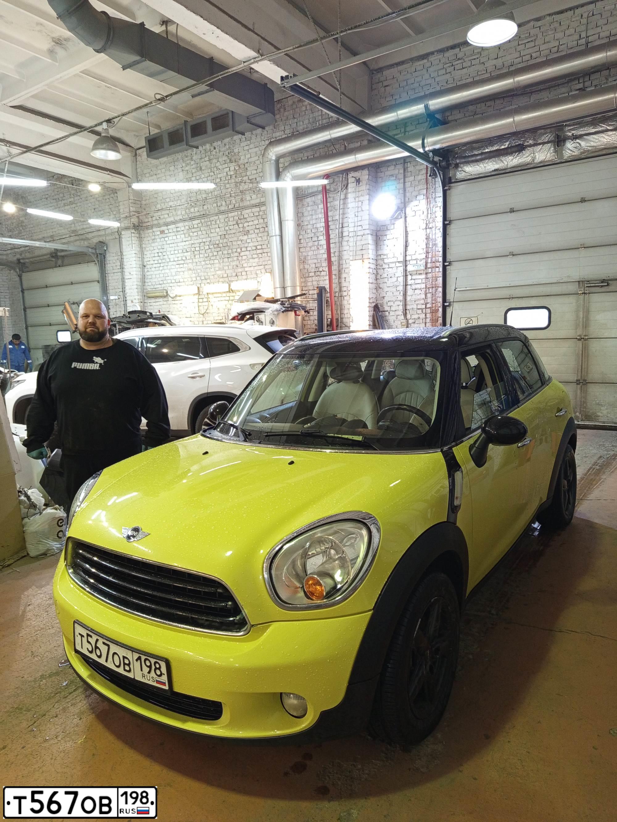 Фото автомобиля MINI МИНИ КУПЕР КАНТРИМЕН, 2011 — госномер Т567ОВ198. Цвет: ЖЕЛТЫЙ