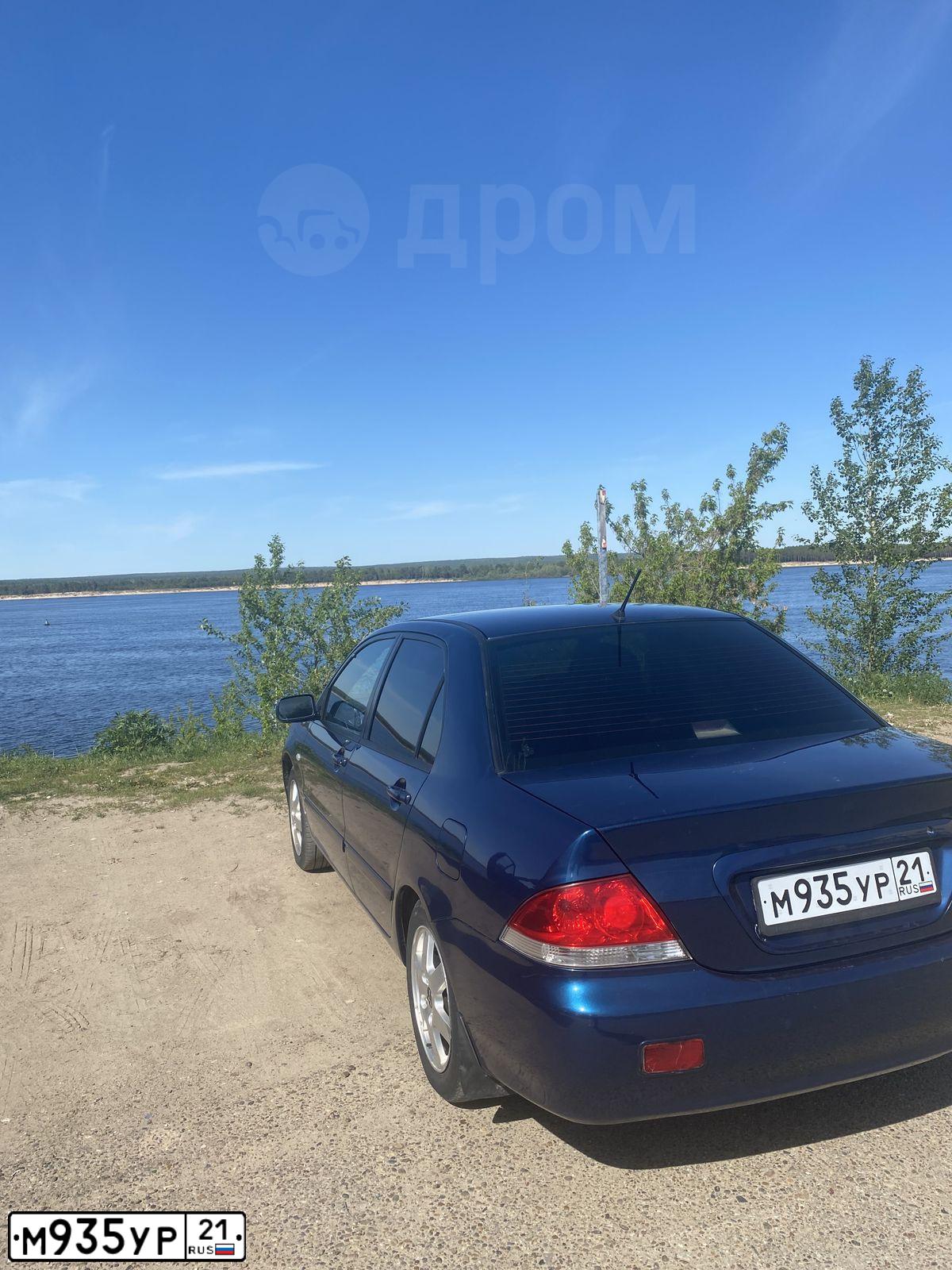 Фото автомобиля MITSUBISHI LANCER, 2006 — госномер М935УР21. Цвет: синий