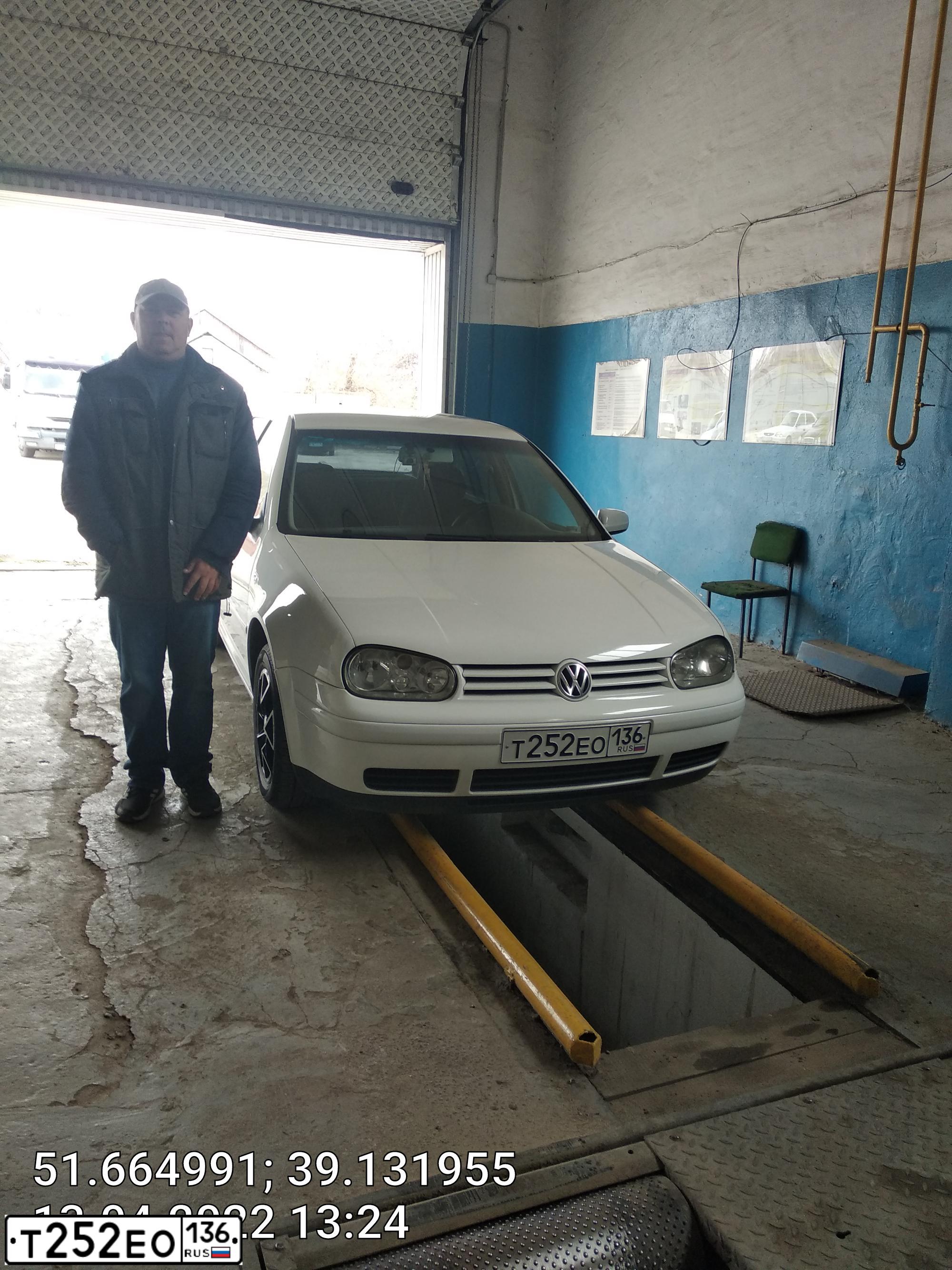 Фото автомобиля VOLKSWAGEN GOLF, 2002 — госномер Т252ЕО136. Цвет: Белый