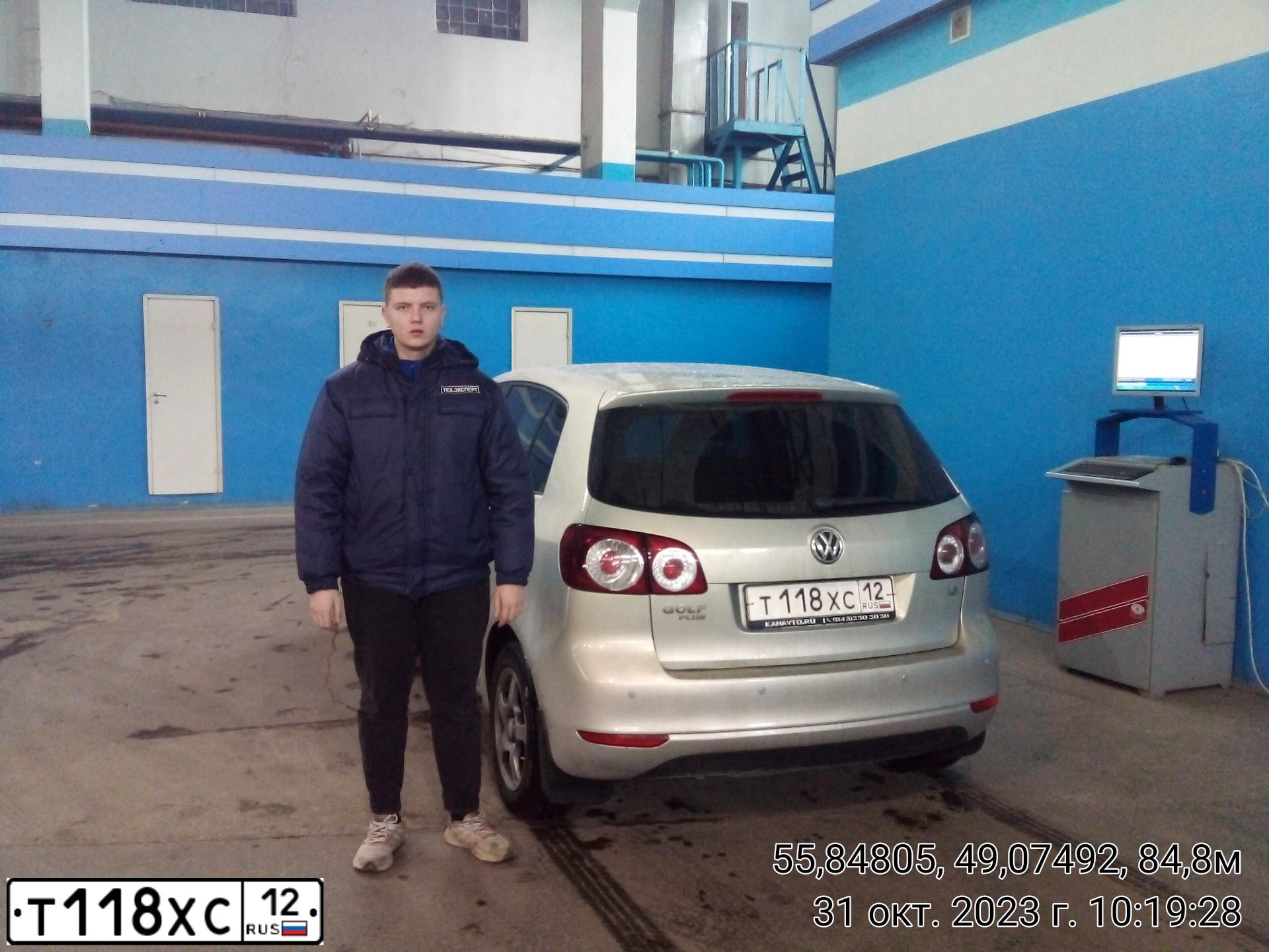 Фото автомобиля VOLKSWAGEN GOLF, 2011 — госномер С933КВ716. Цвет: Серебристо-Желтый