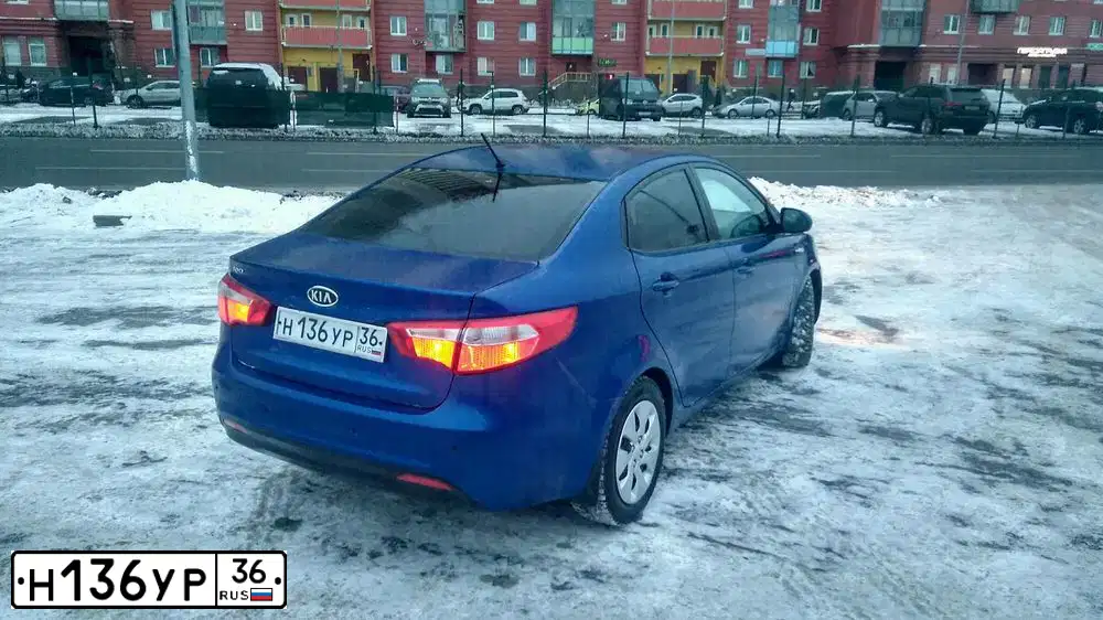 Фото автомобиля KIA RIO, 2012 — госномер Н136УР36. Цвет: СИНИЙ