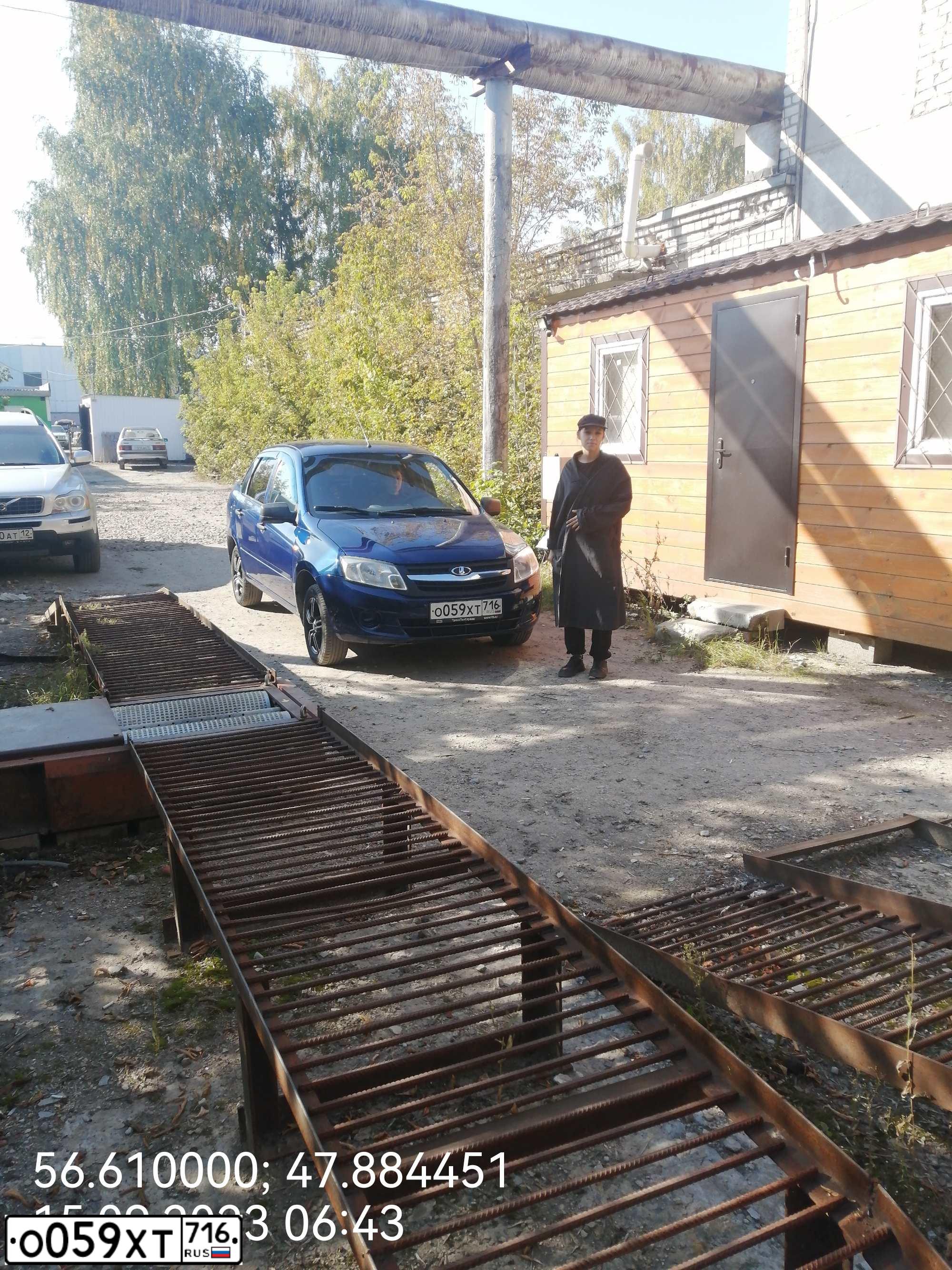 Фото автомобиля LADA 2190 GRANTA, 2013 — госномер Т845РВ12. Цвет: синий