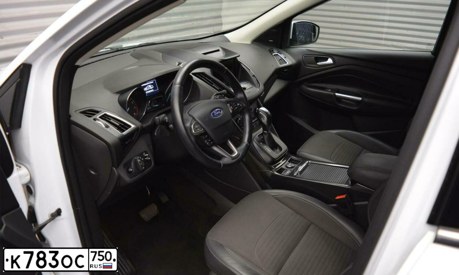 Фото автомобиля FORD KUGA, 2017 — госномер С308КС977. Цвет: Белый