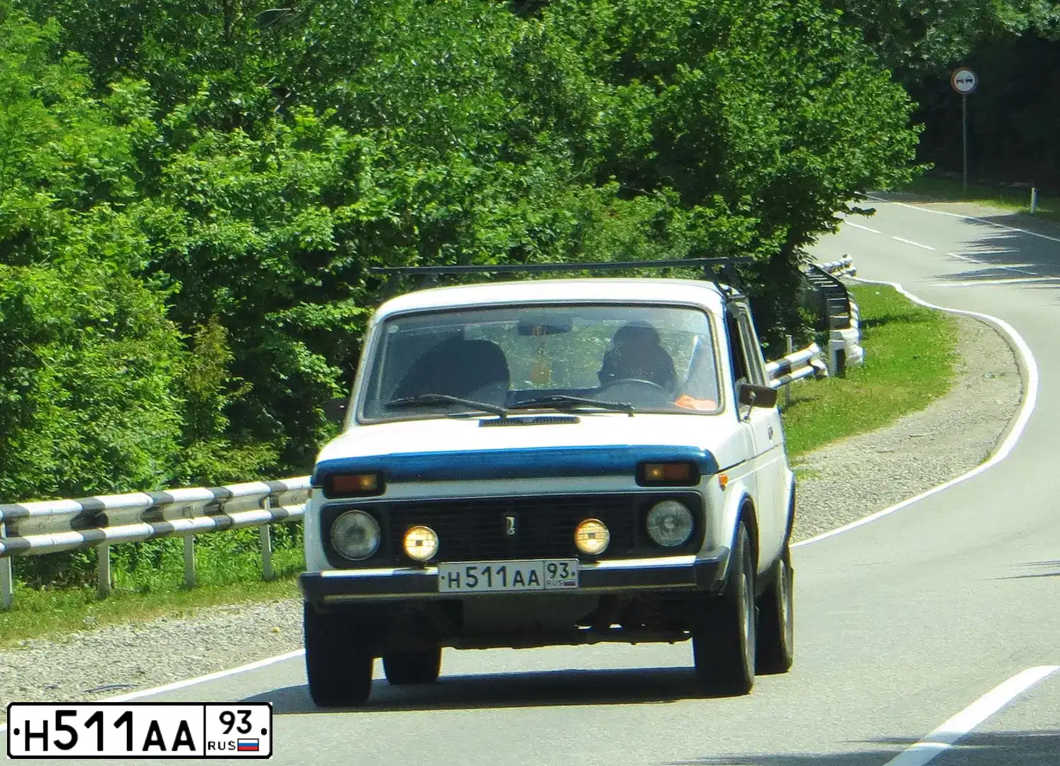 Фото автомобиля LADA 2121 NIVA, 2003 — госномер К541УЕ93. Цвет: ЯРКО-БЕЛЫЙ