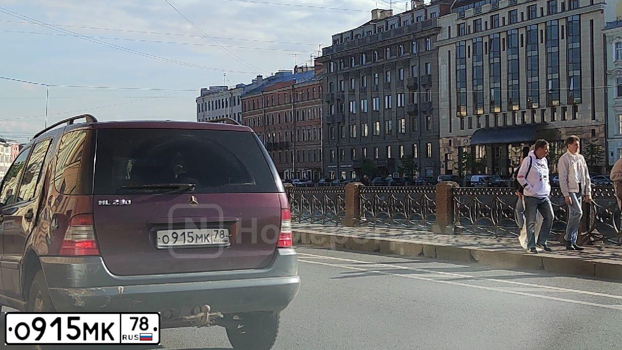 Фото автомобиля MERCEDES M-KLASSE, 1999 — госномер О915МК78. Цвет: ВИШНЕВЫЙ