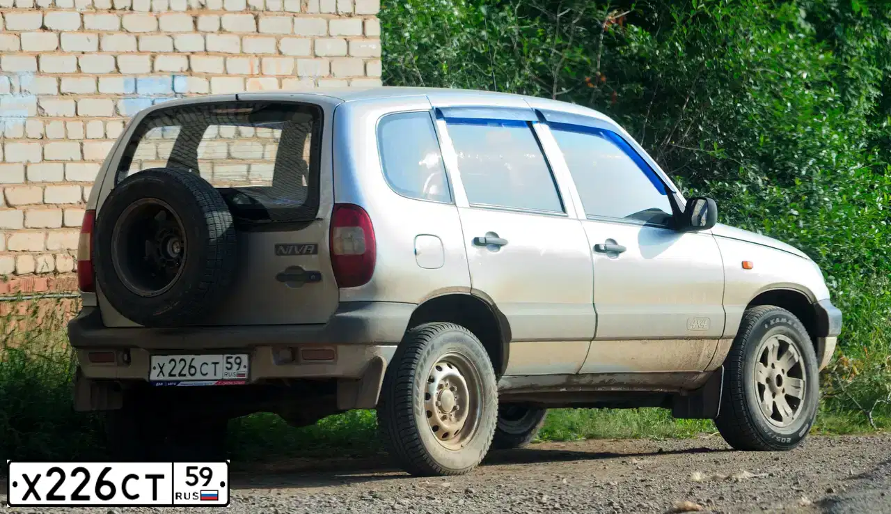 Фото автомобиля CHEVROLET NIVA, 2006 — госномер Н840СО159. Цвет: Светло-Серебристый металлик