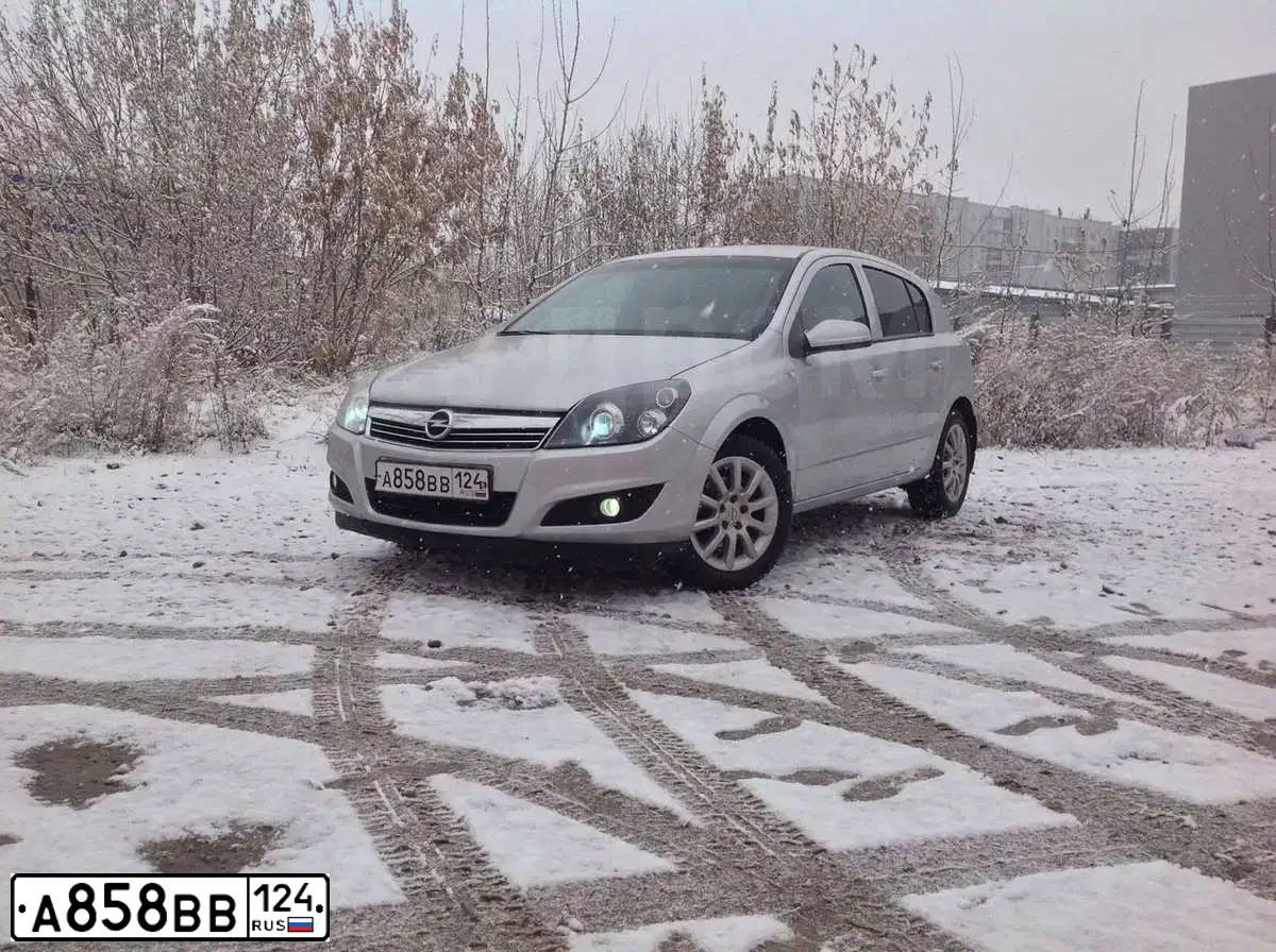 Фото автомобиля OPEL ASTRA, 2007 — госномер М457УС75. Цвет: СЕРЫЙ