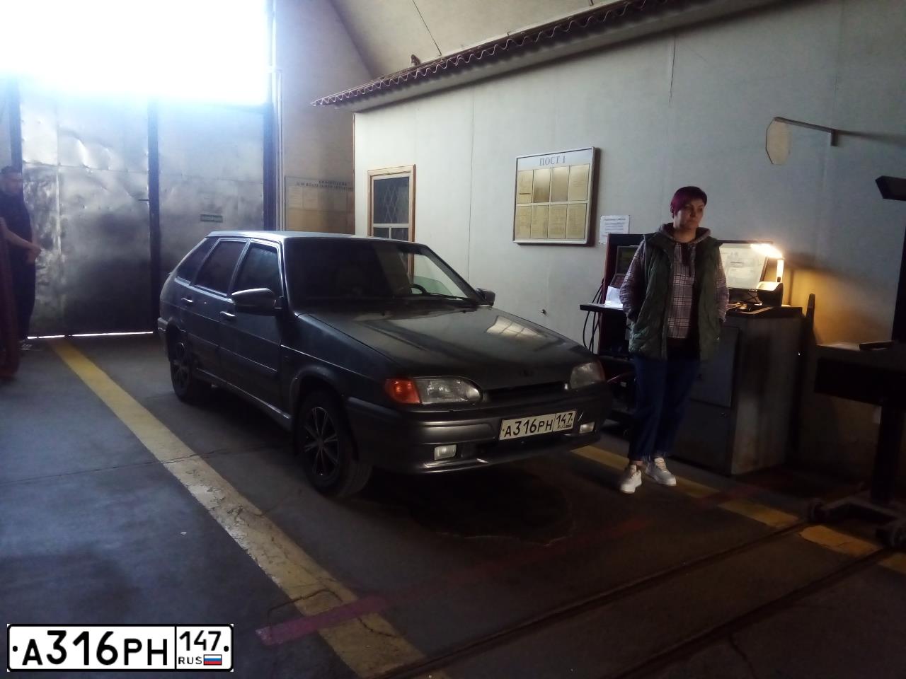 Фото автомобиля LADA 2114 SAMARA, 2007 — госномер Е237МА147. Цвет: СРЕДНИЙ СЕРО-ЗЕЛЕНЫЙ МЕТ.