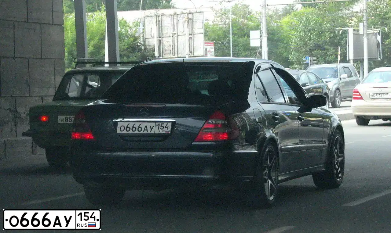 Фото автомобиля MERCEDES E-KLASSE, 2002 — госномер Е470НУ154. Цвет: СИНЕ ЗЕЛЕНЫЙ