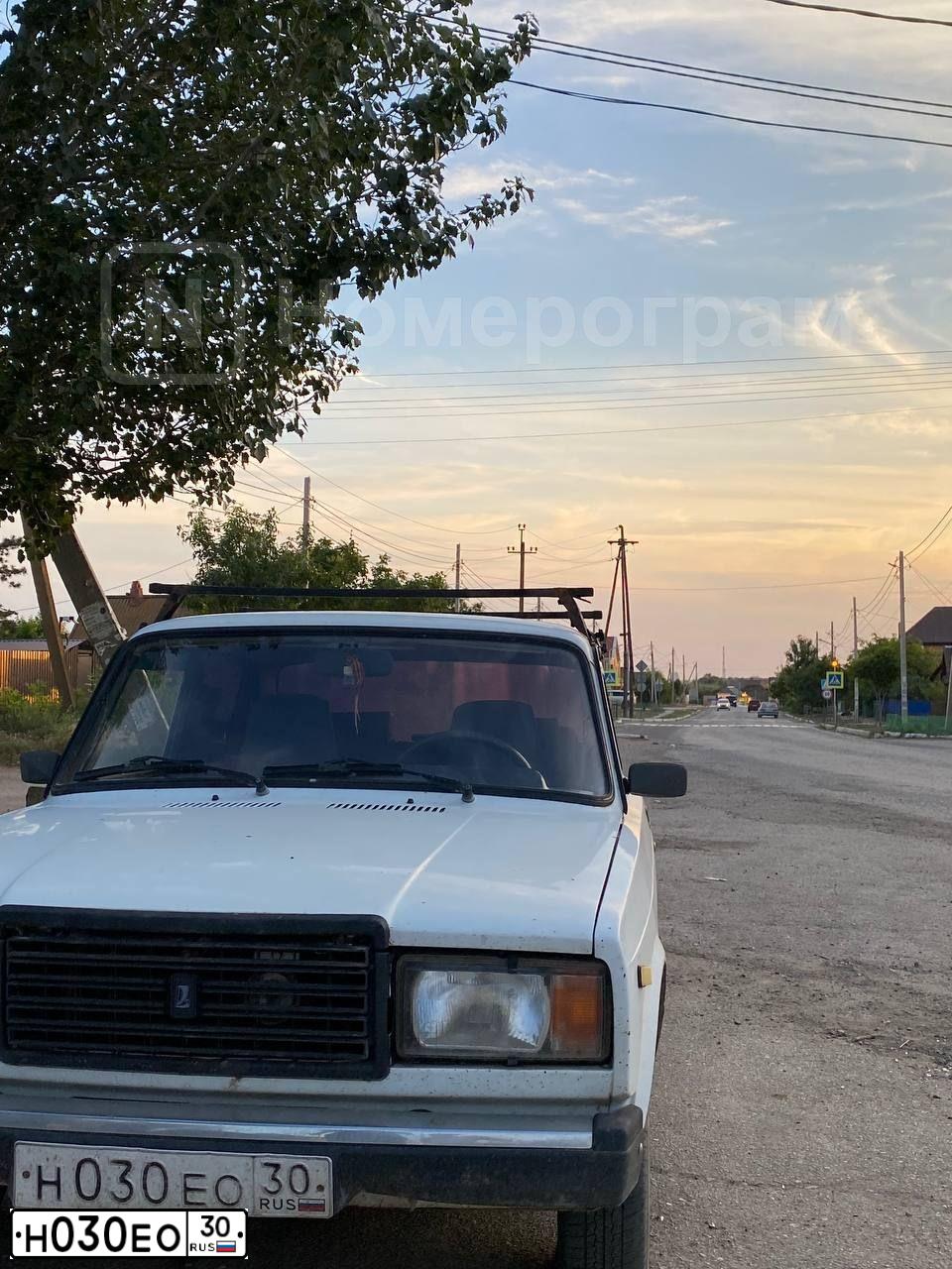 Фото автомобиля LADA 2107, 2009 — госномер Н030ЕО30. Цвет: ЯРКО-БЕЛЫЙ