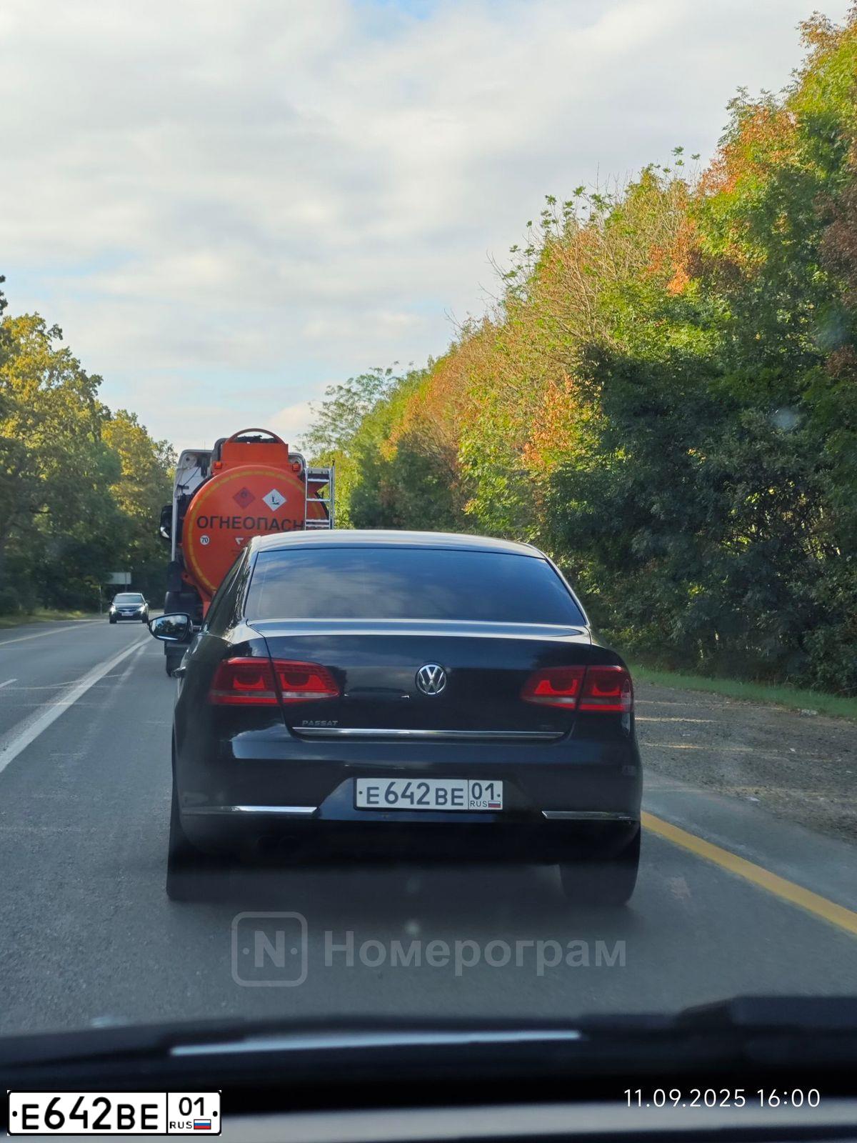 Фото автомобиля VOLKSWAGEN PASSAT, 2011 — госномер Е642ВЕ01. Цвет: ЧЕРНЫЙ