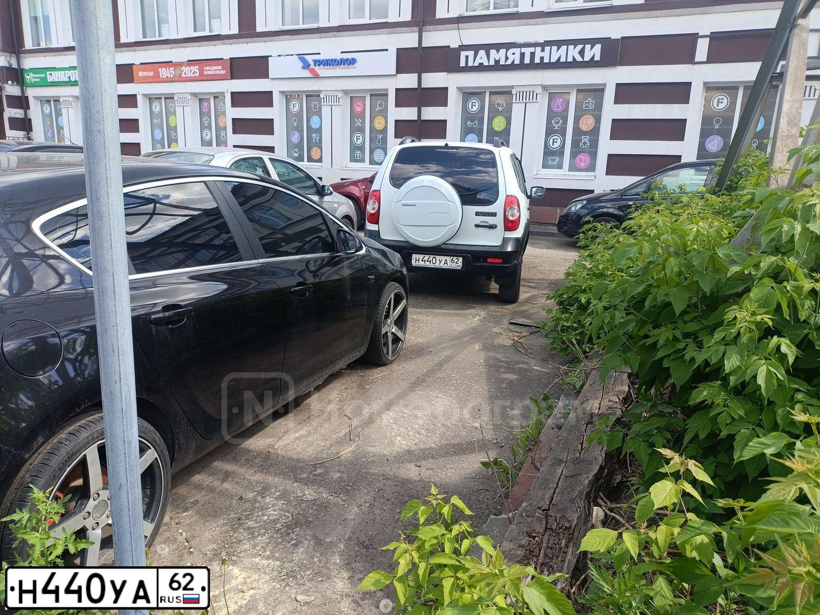 Фото автомобиля CHEVROLET NIVA, 2013 — госномер С686ОЕ152. Цвет: ЯРКО-БЕЛЫЙ