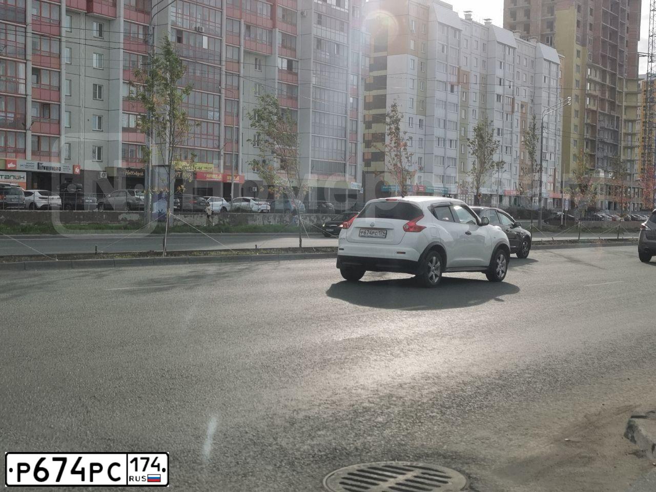 Фото автомобиля NISSAN JUKE, 2013 — госномер Р674РС174. Цвет: Белый