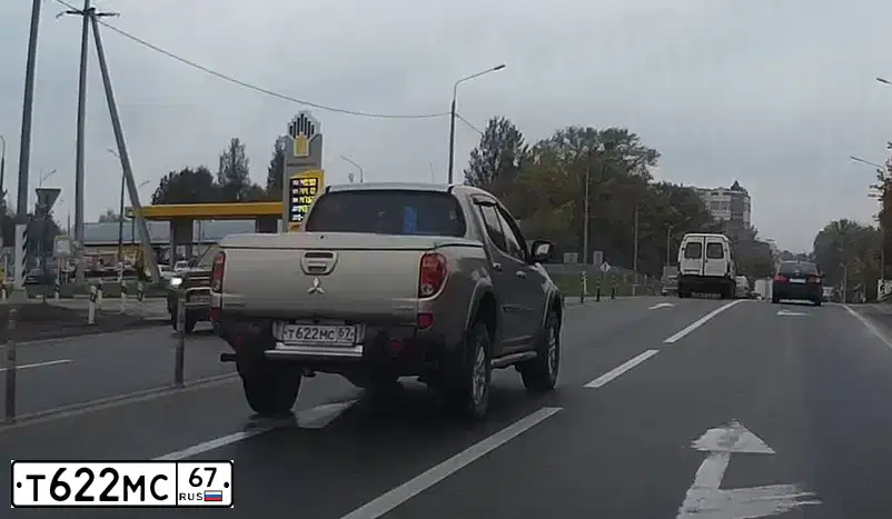 Фото автомобиля MITSUBISHI L 200, 2010 — госномер Т622МС67. Цвет: БЕЖЕВЫЙ