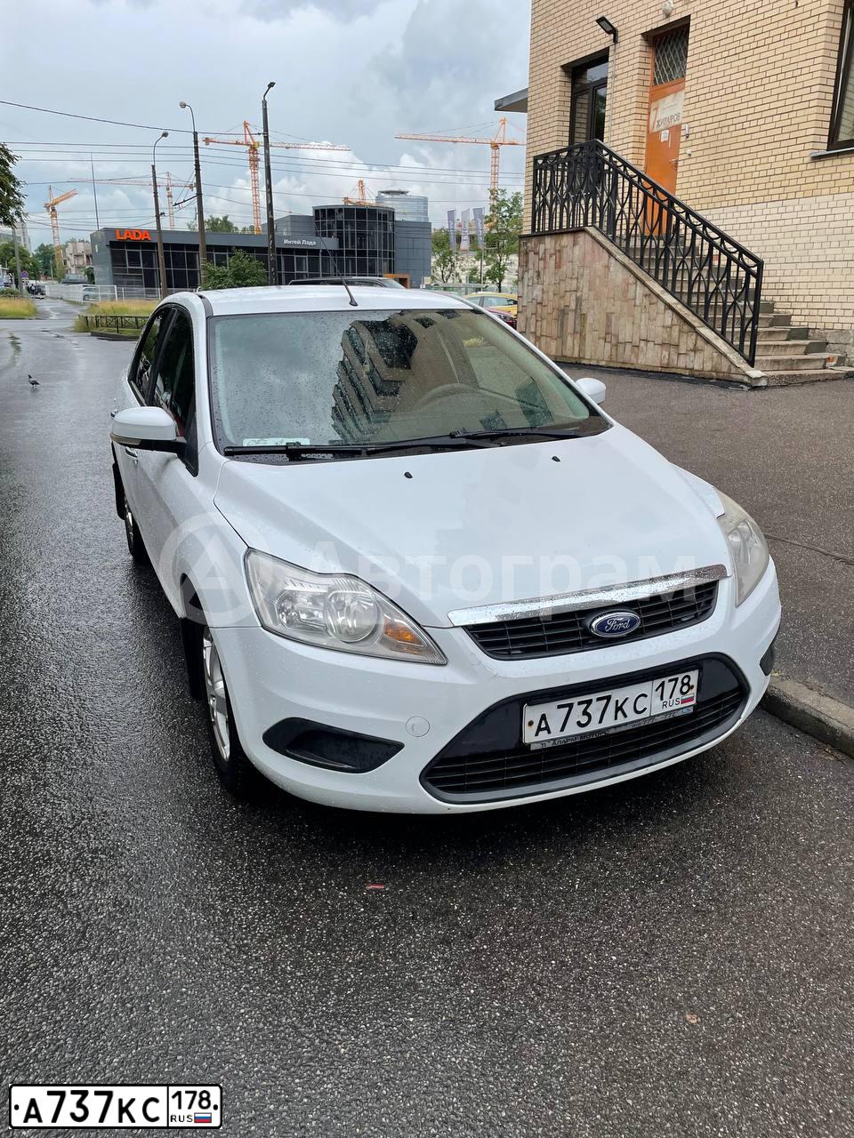 Фото автомобиля FORD FOCUS, 2010 — госномер А737КС178. Цвет: БЕЛЫЙ