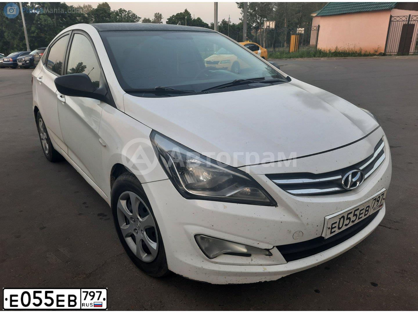 Фото автомобиля HYUNDAI SOLARIS, 2016 — госномер Е055ЕВ797. Цвет: Белый черный 