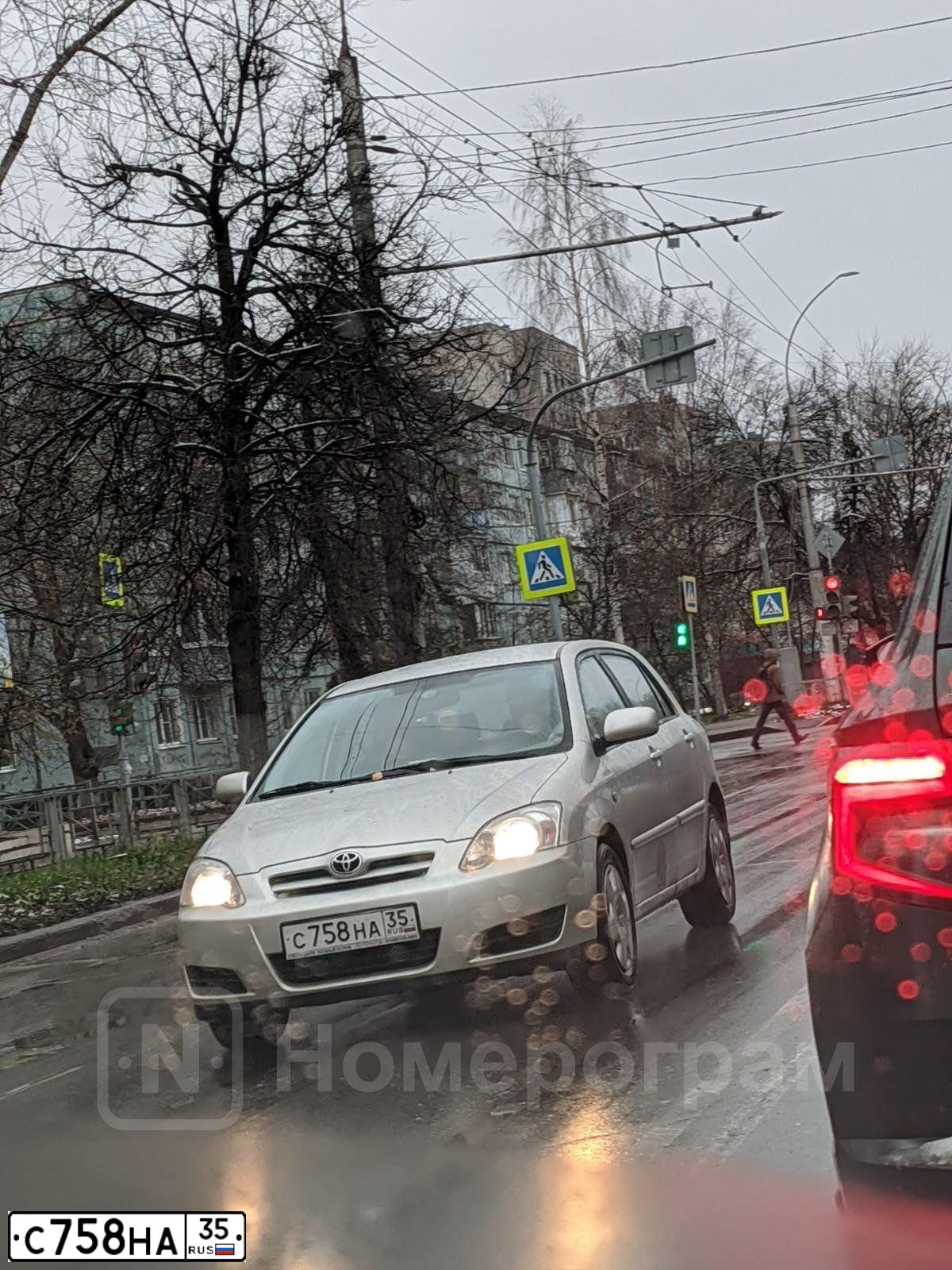 Фото автомобиля TOYOTA COROLLA, 2005 — госномер С758НА35. Цвет: СЕРЕБРИСТЫЙ