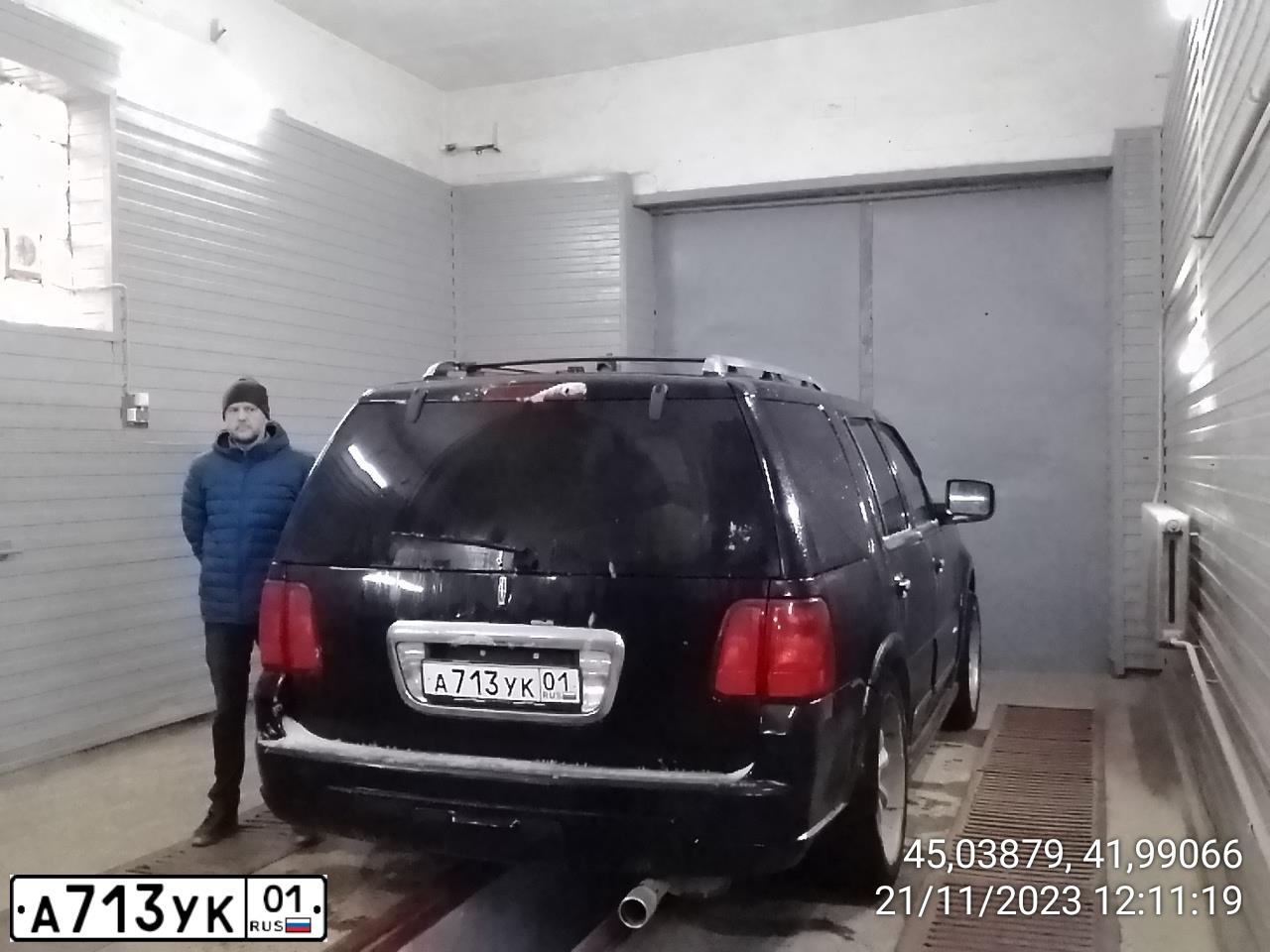 Фото автомобиля LINCOLN NAVIGATOR, 2004 — госномер Н726ЕА126. Цвет: ЧЕРНЫЙ
