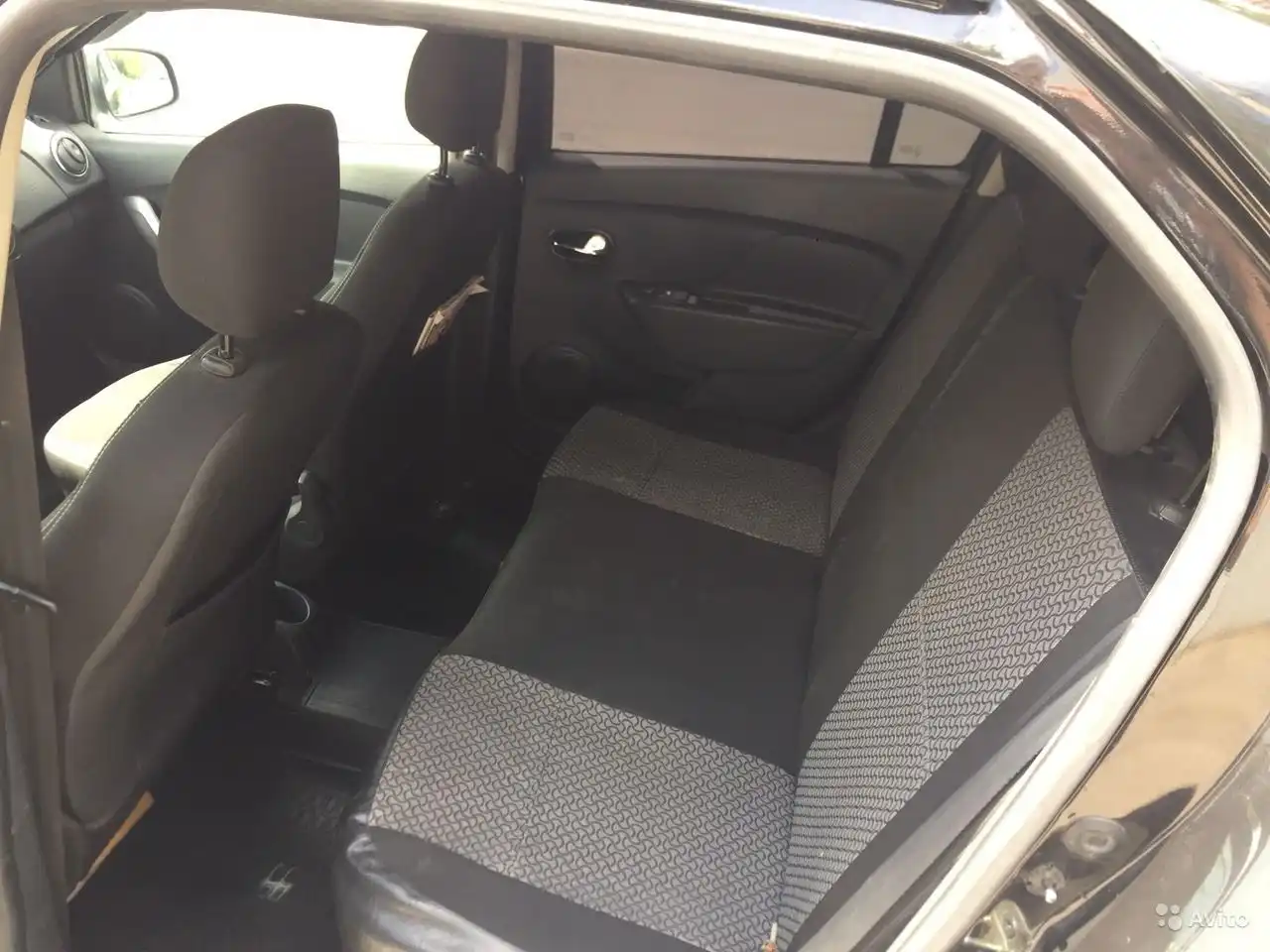 Фото автомобиля RENAULT LOGAN, 2015 — госномер Х053КН180. Цвет: ЧЕРНЫЙ