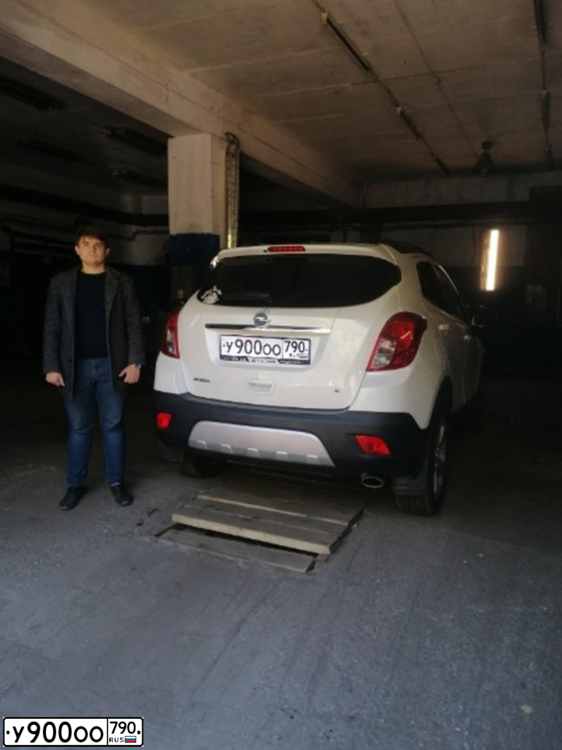 Фото автомобиля OPEL MOKKA, 2013 — госномер У900ОО790. Цвет: Белый