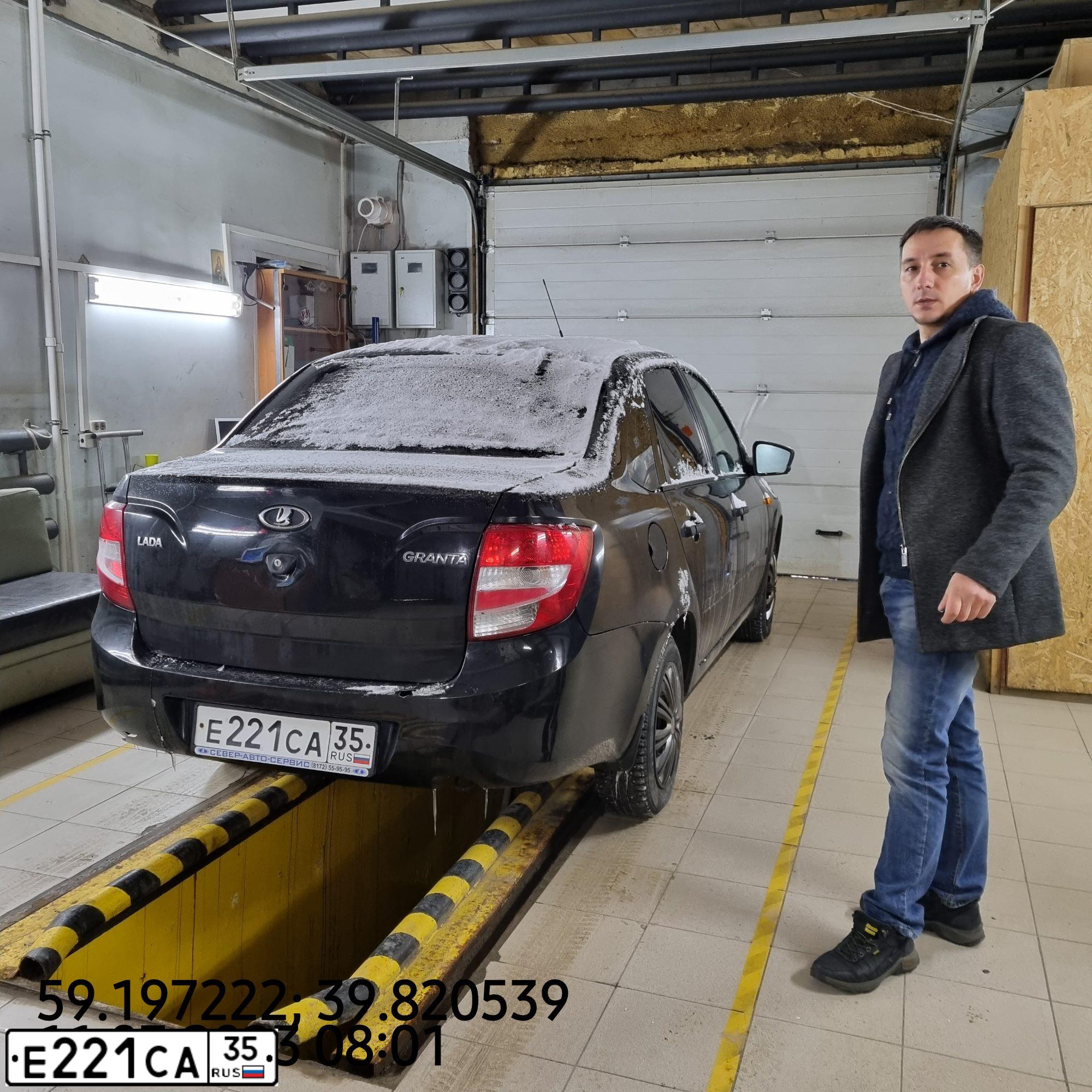 Фото автомобиля LADA 2190 GRANTA, 2015 — госномер Е221СА35. Цвет: ЧЕРНЫЙ