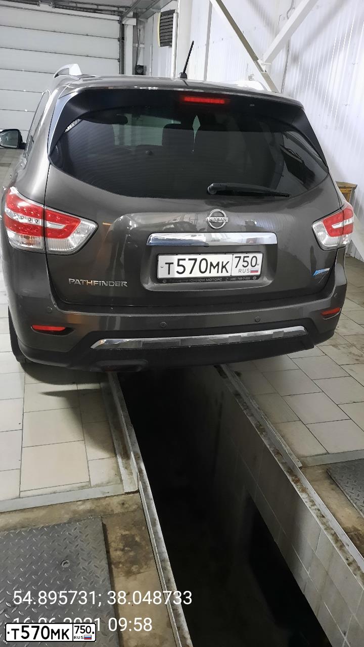 Фото автомобиля NISSAN PATHFINDER, 2014 — госномер Т570МК750. Цвет: КОРИЧНЕВЫЙ