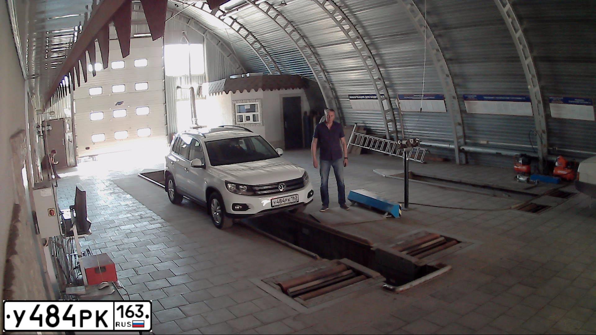 Фото автомобиля VOLKSWAGEN TIGUAN, 2014 — госномер М331СС790. Цвет: Белый