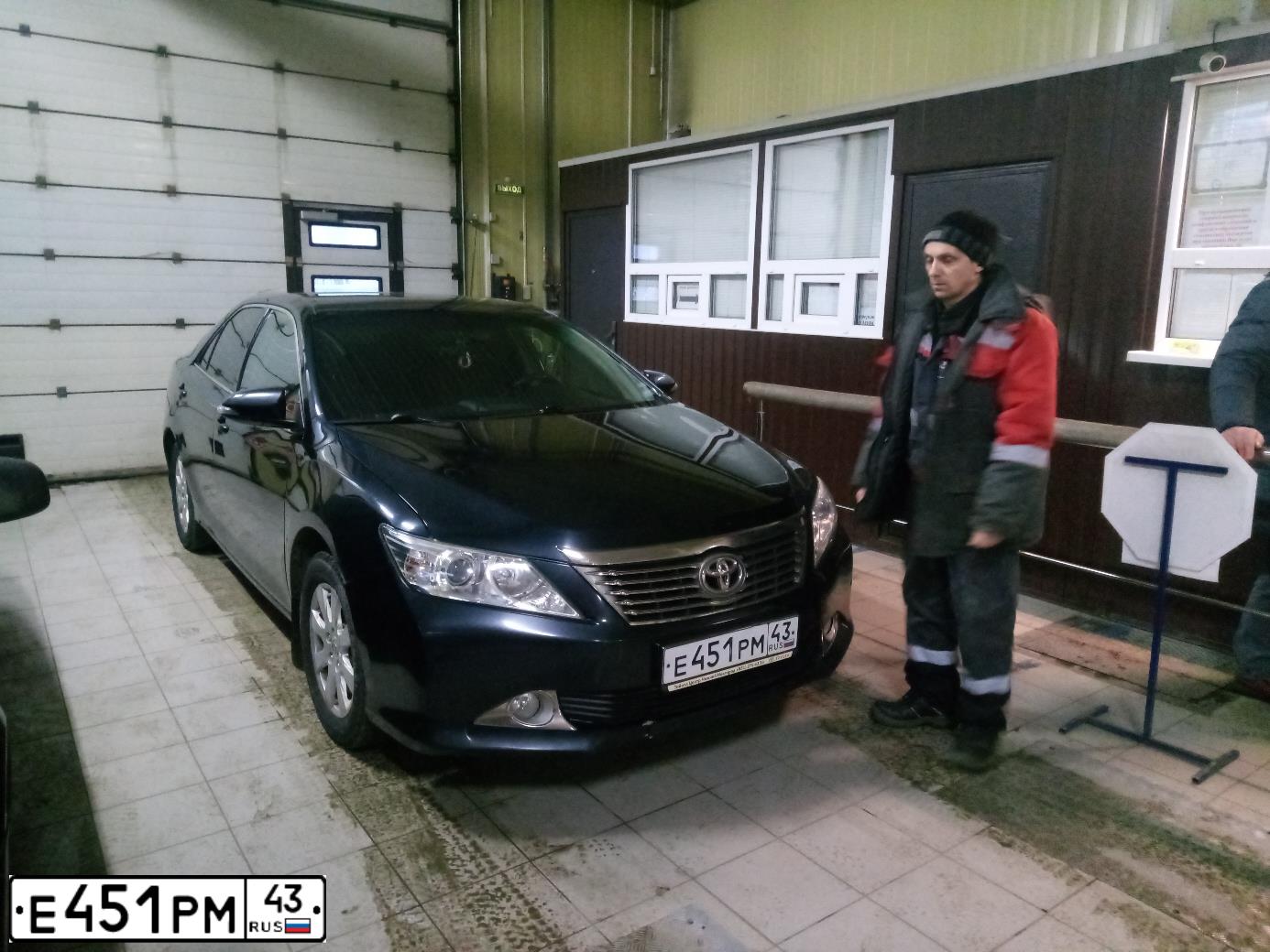 Фото автомобиля TOYOTA CAMRY, 2012 — госномер Е451РМ43. Цвет: Темно-серый металлик