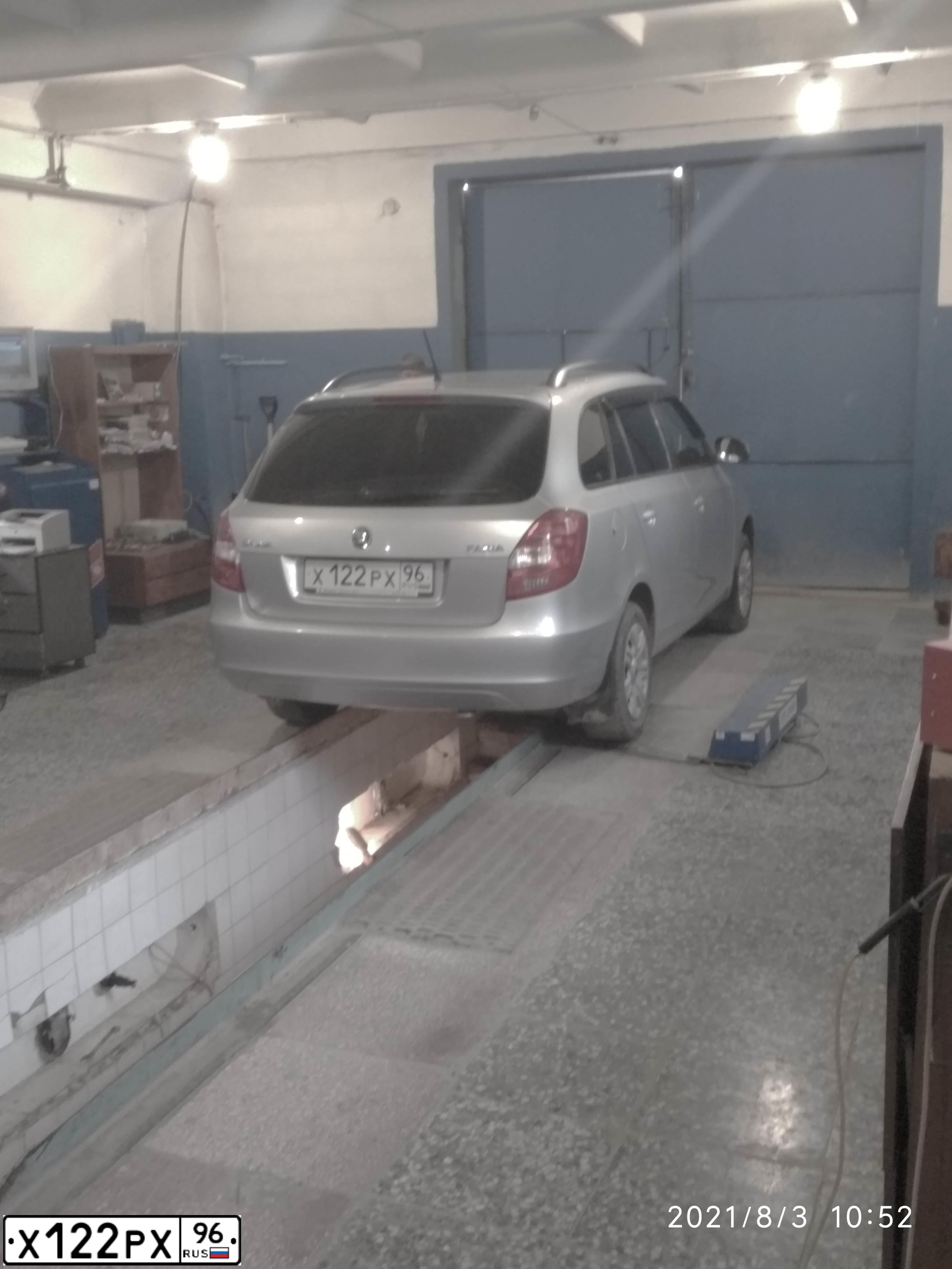 Фото автомобиля SKODA FABIA, 2013 — госномер Х122РХ96. Цвет: СЕРЫЙ