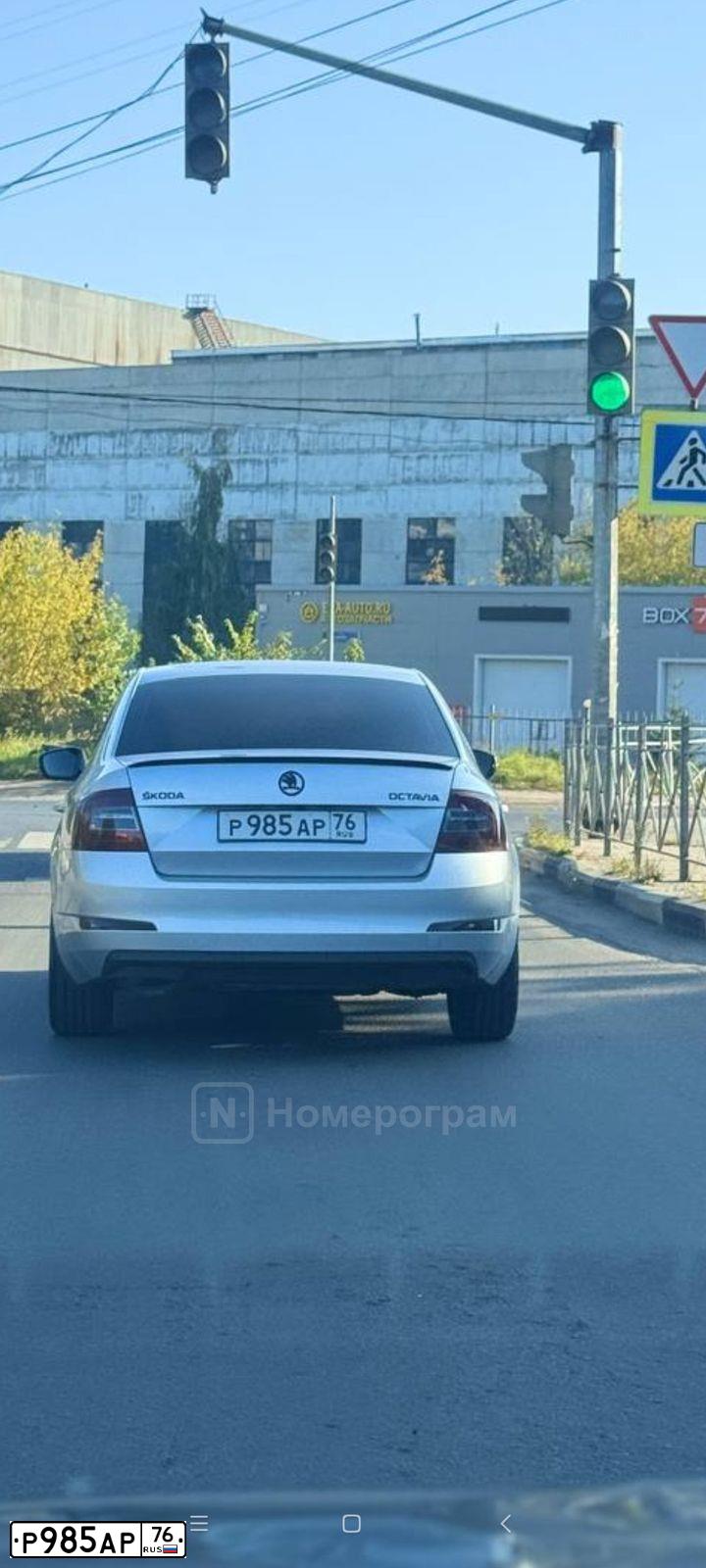 Фото автомобиля SKODA OCTAVIA, 2016 — госномер Р985АР76. Цвет: СЕРЫЙ