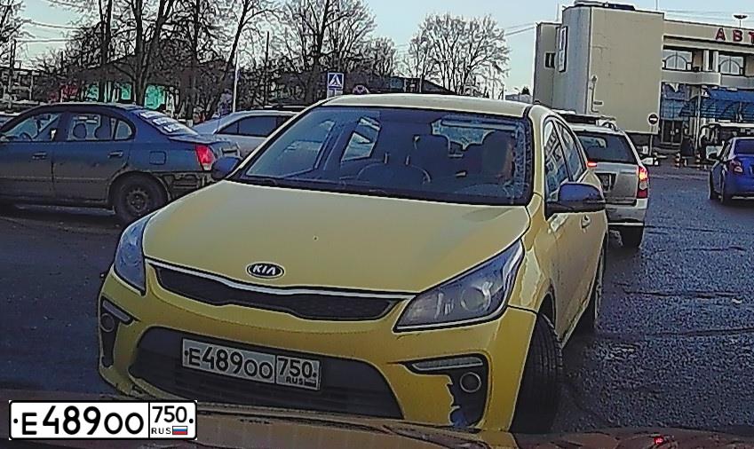 Фото автомобиля KIA RIO, 2017 — госномер Е489ОО750. Цвет: СИНИЙ