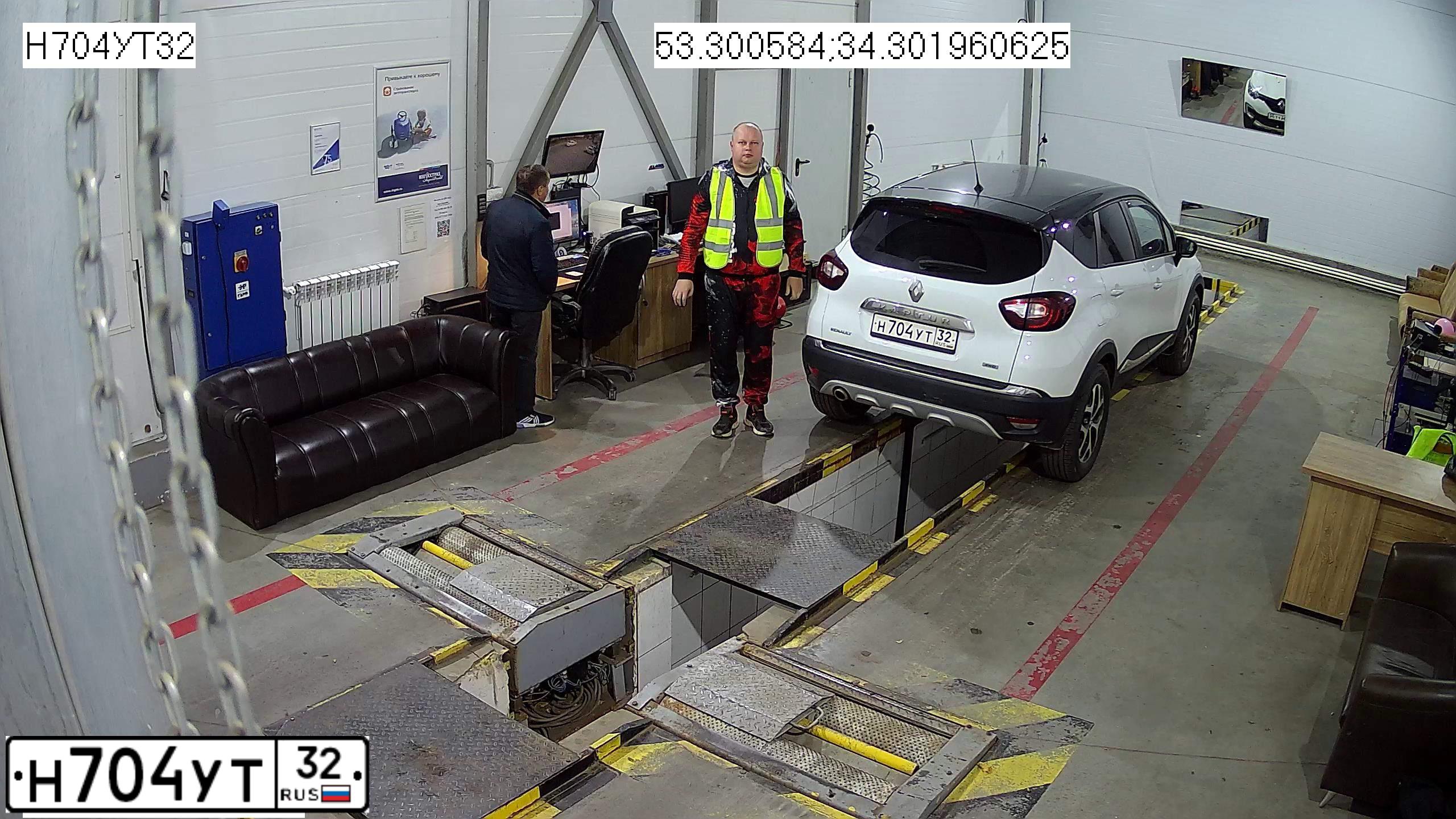 Фото автомобиля RENAULT KAPTUR, 2016 — госномер С384ВТ181. Цвет: Белый черный 