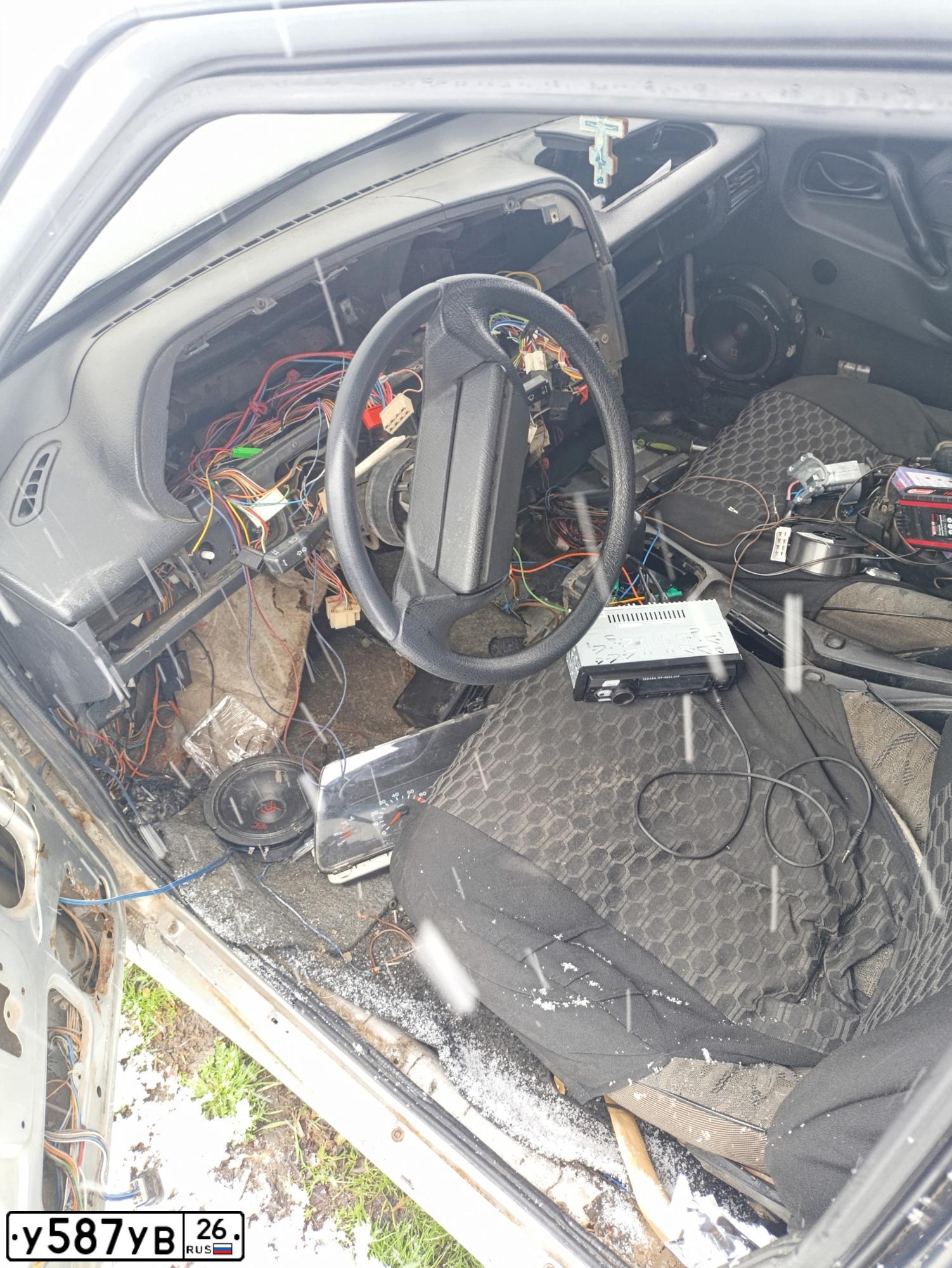 Фото автомобиля LADA 2114 SAMARA, 2002 — госномер У587УВ26. Цвет: СВЕТЛО-СЕРЕБРИСТЫЙ МЕТАЛЛИК