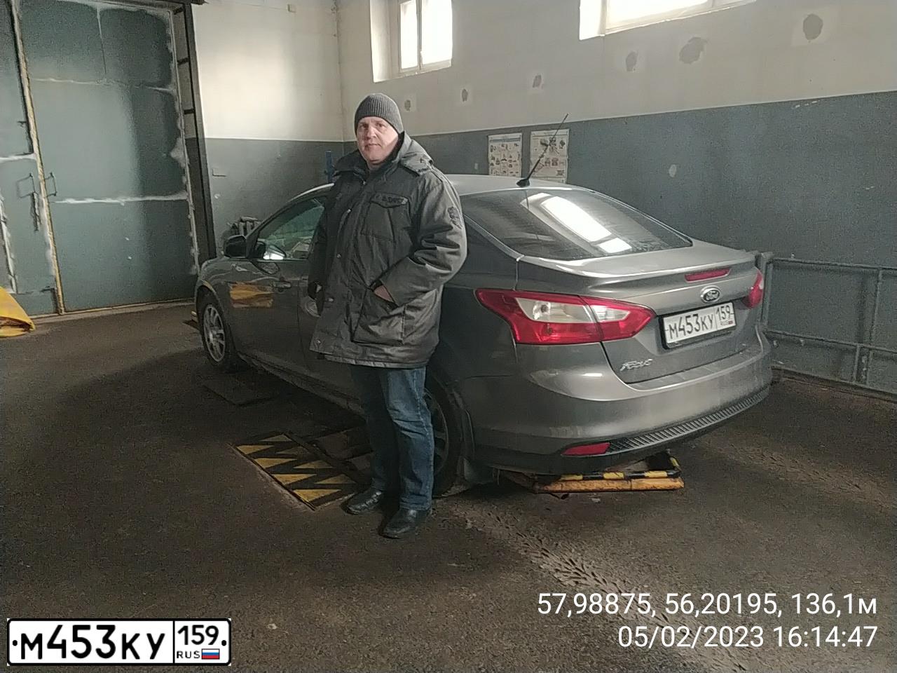 Фото автомобиля FORD FOCUS, 2014 — госномер О145МО159. Цвет: СЕРО-КОРИЧНЕВЫЙ
