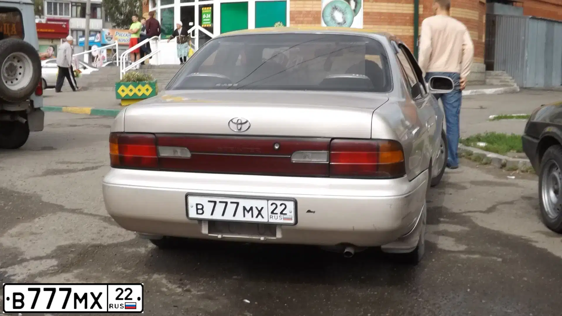 Фото автомобиля NISSAN UNSPECIFIED, 1986 — госномер В777МХ22. Цвет: Красный