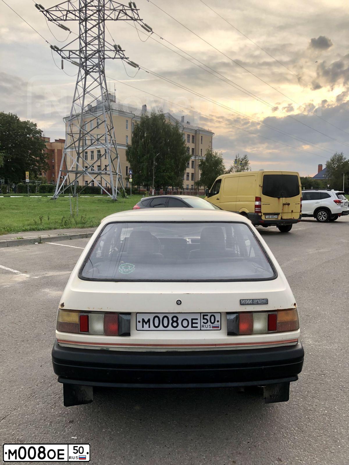 Фото автомобиля IZH 2126, 1997 — госномер М008ОЕ50. Цвет: Белый