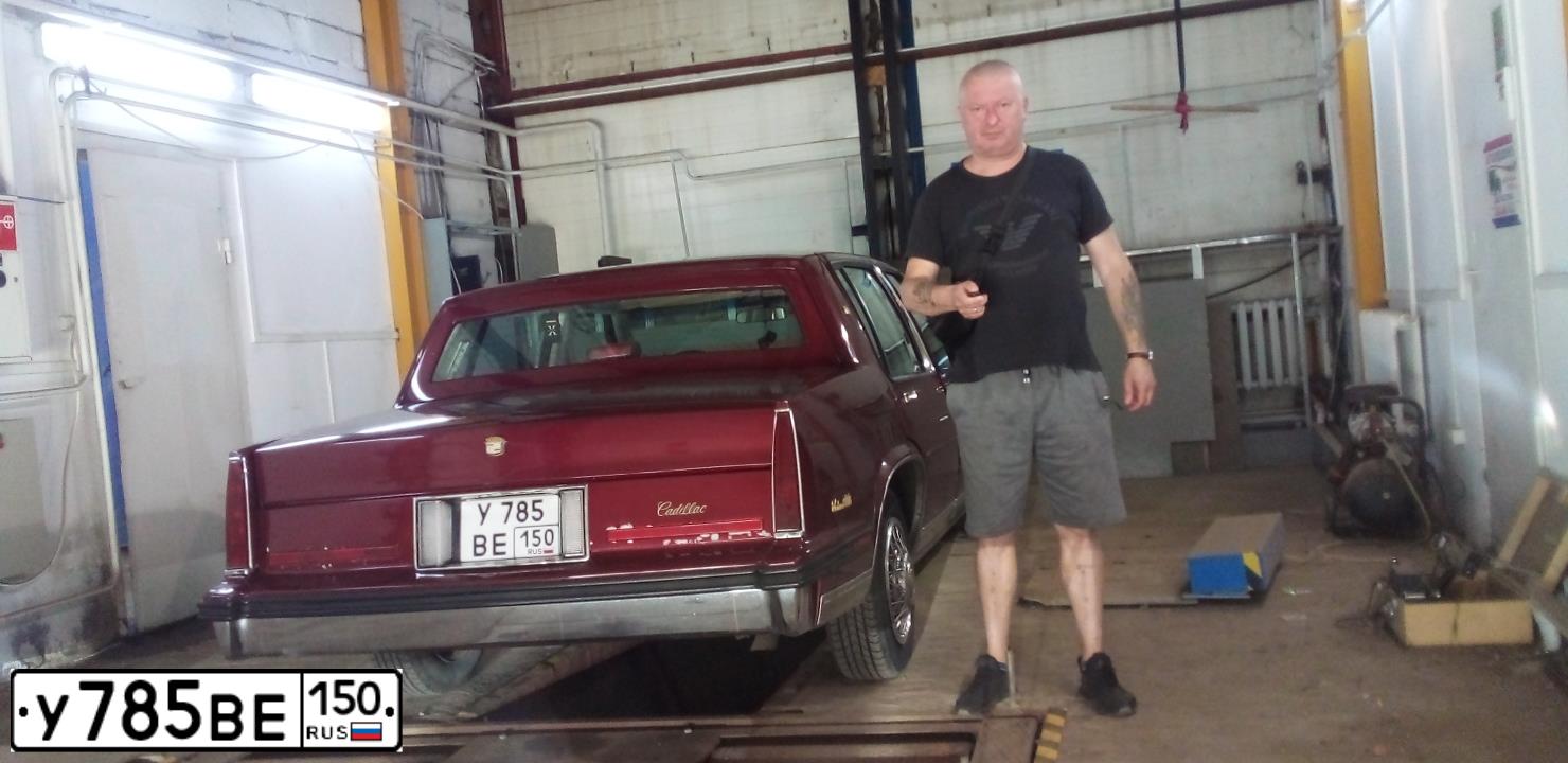 Фото автомобиля CADILLAC UNSPECIFIED, 1985 — госномер У785ВЕ150. Цвет: КРАСНЫЙ