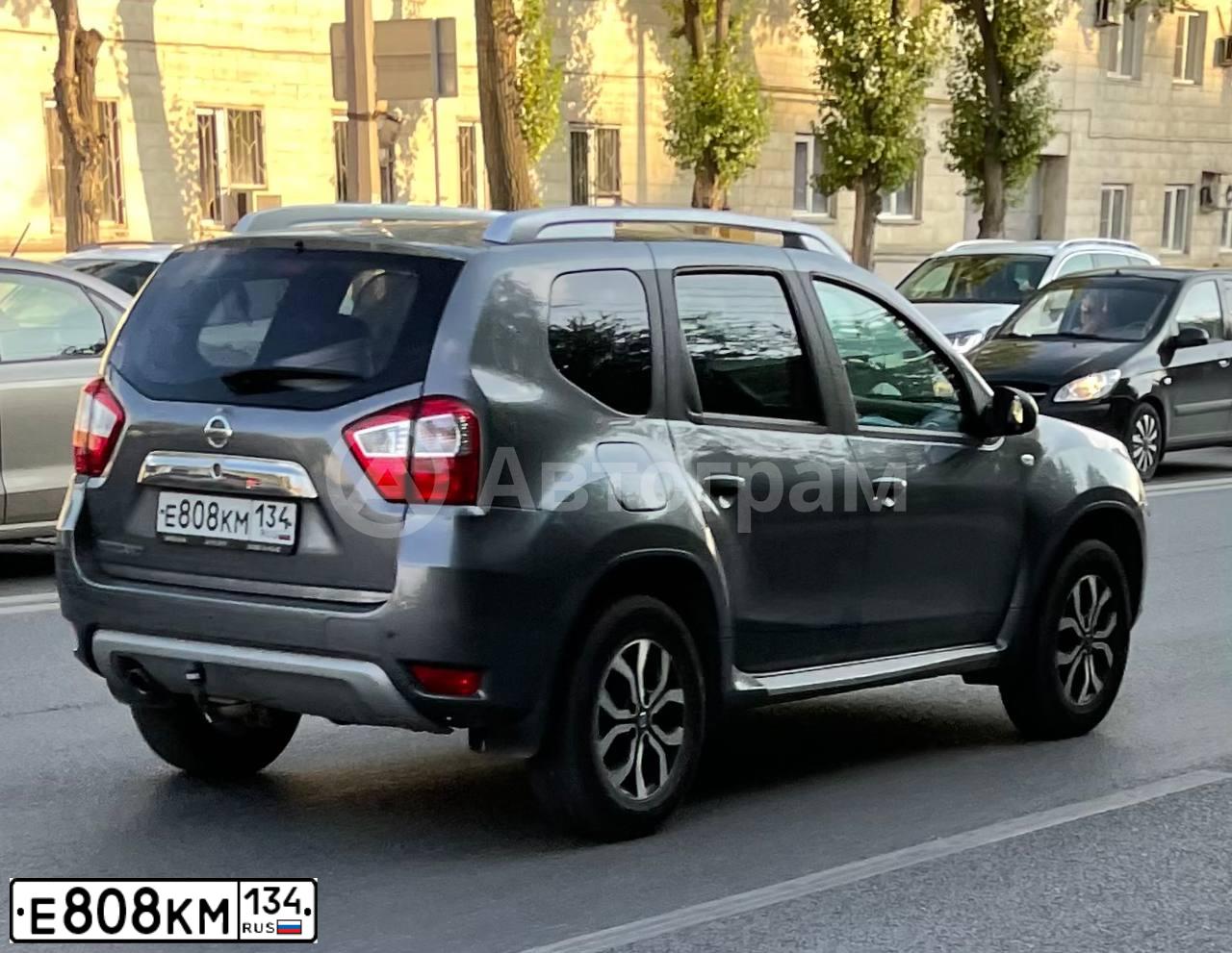Фото автомобиля NISSAN TERRANO, 2018 — госномер Е808КМ134. Цвет: Серый