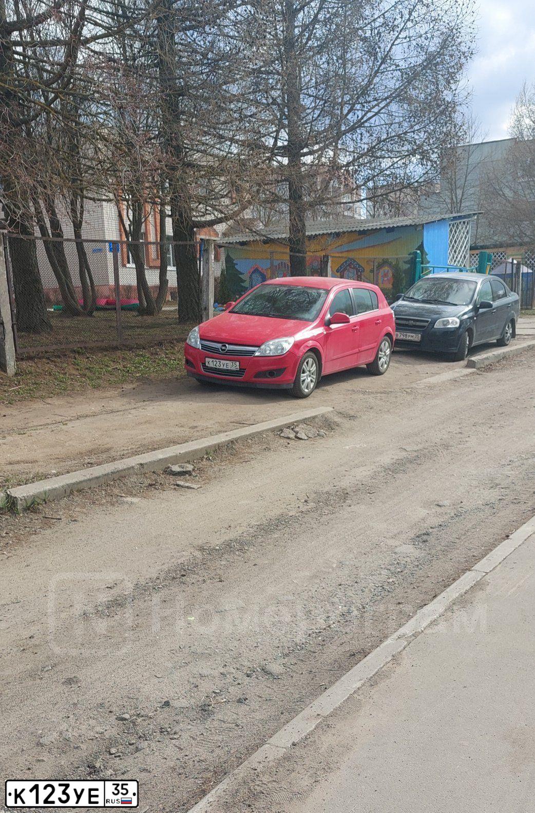 Фото автомобиля OPEL ASTRA, 2010 — госномер К123УЕ35. Цвет: Красный
