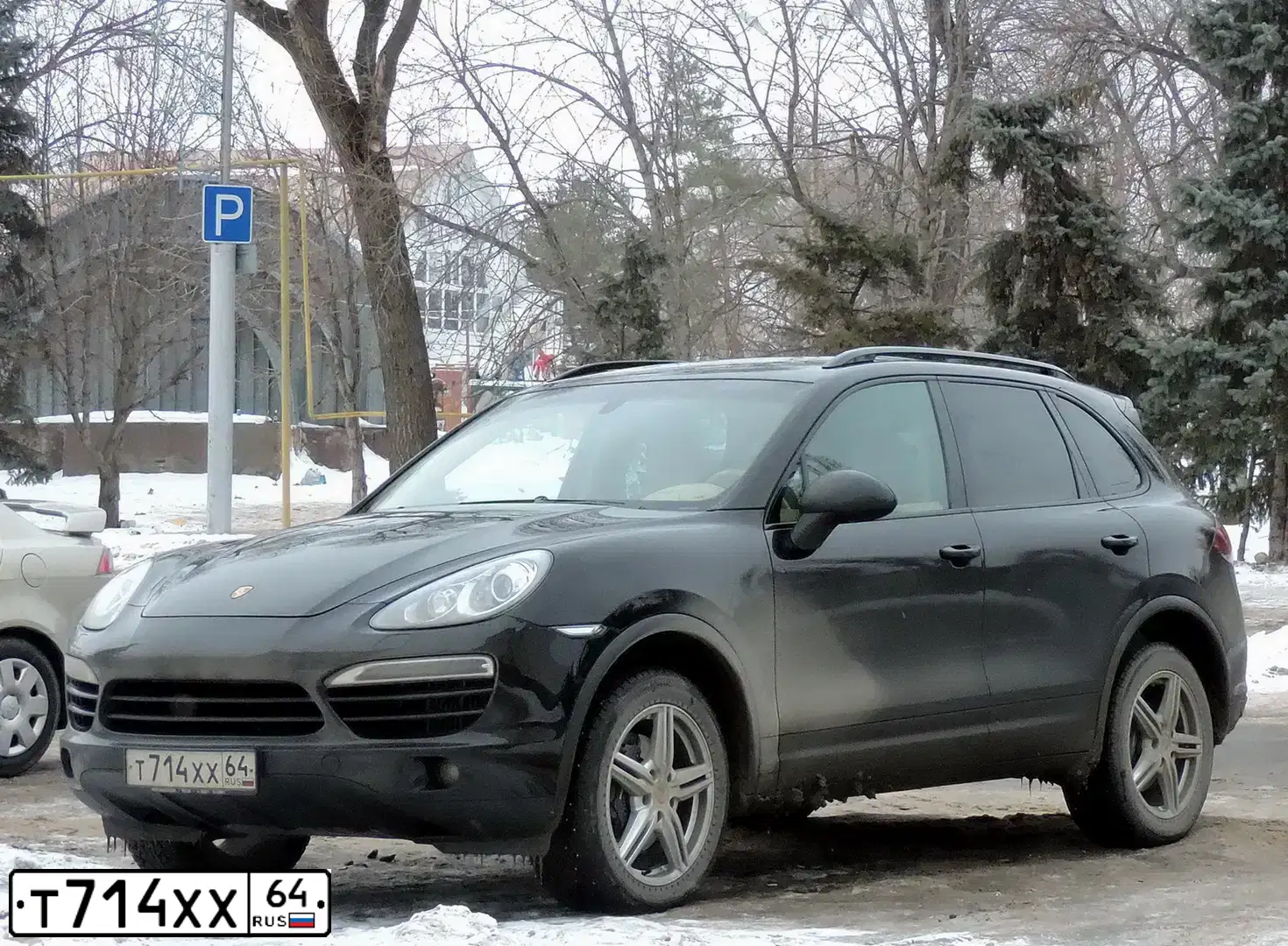Фото автомобиля PORSCHE CAYENNE, 2010 — госномер Т714ХХ64. Цвет: ЧЕРНЫЙ