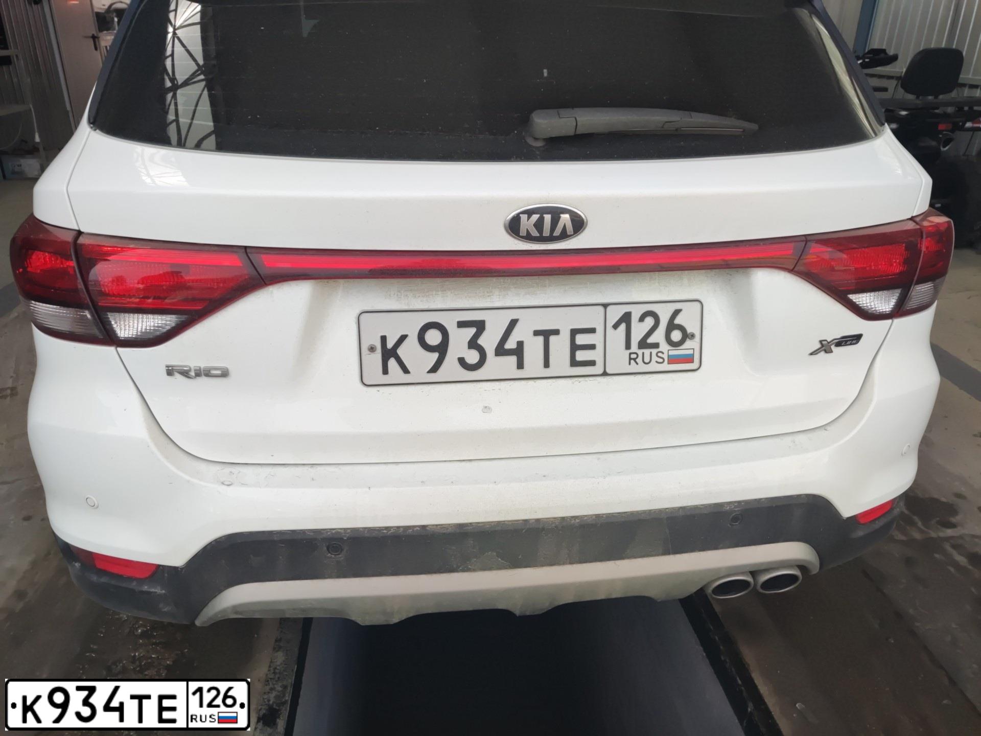 Фото автомобиля KIA RIO, 2018 — госномер М837ВС193. Цвет: БЕЛЫЙ-ЖЕЛТЫЙ-СЕРЫЙ
