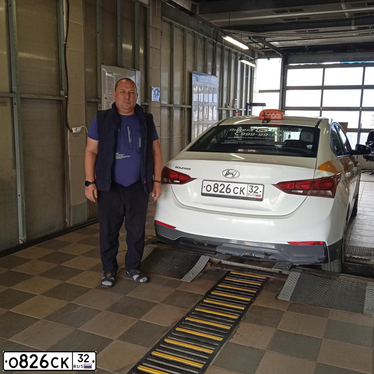 Фото автомобиля HYUNDAI SOLARIS, 2018 — госномер О826СК32. Цвет: БЕЛЫЙ-ЖЕЛТЫЙ-СЕРЫЙ