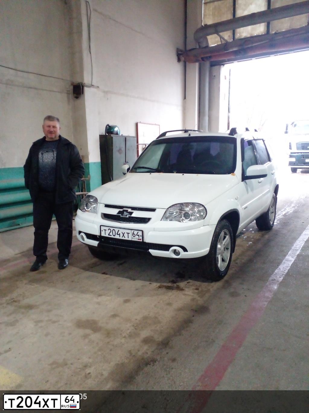 Фото автомобиля CHEVROLET NIVA, 2014 — госномер Т204ХТ64. Цвет: ЯРКО БЕЛЫЙ