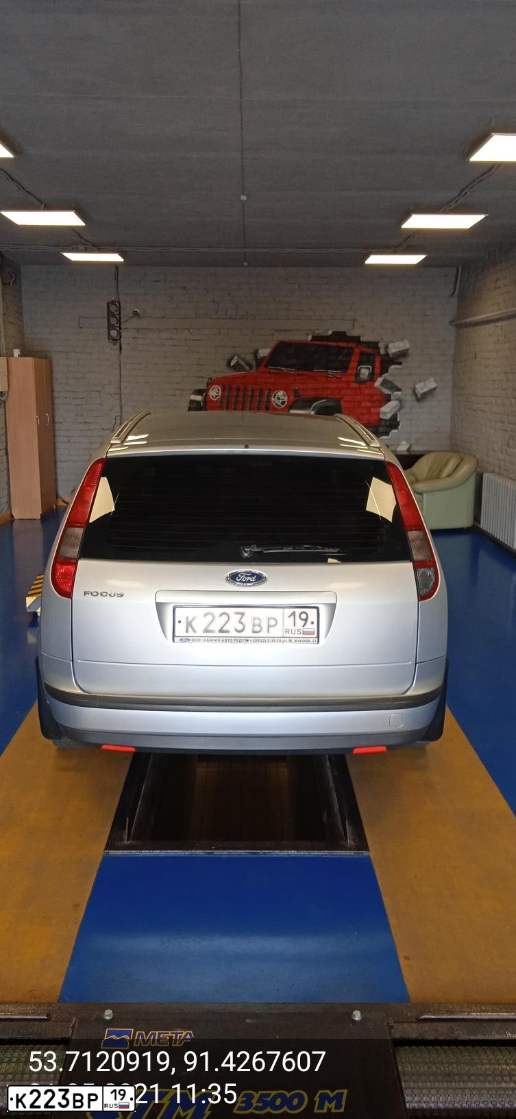 Фото автомобиля FORD FOCUS, 2006 — госномер К223ВР19. Цвет: СЕРЫЙ