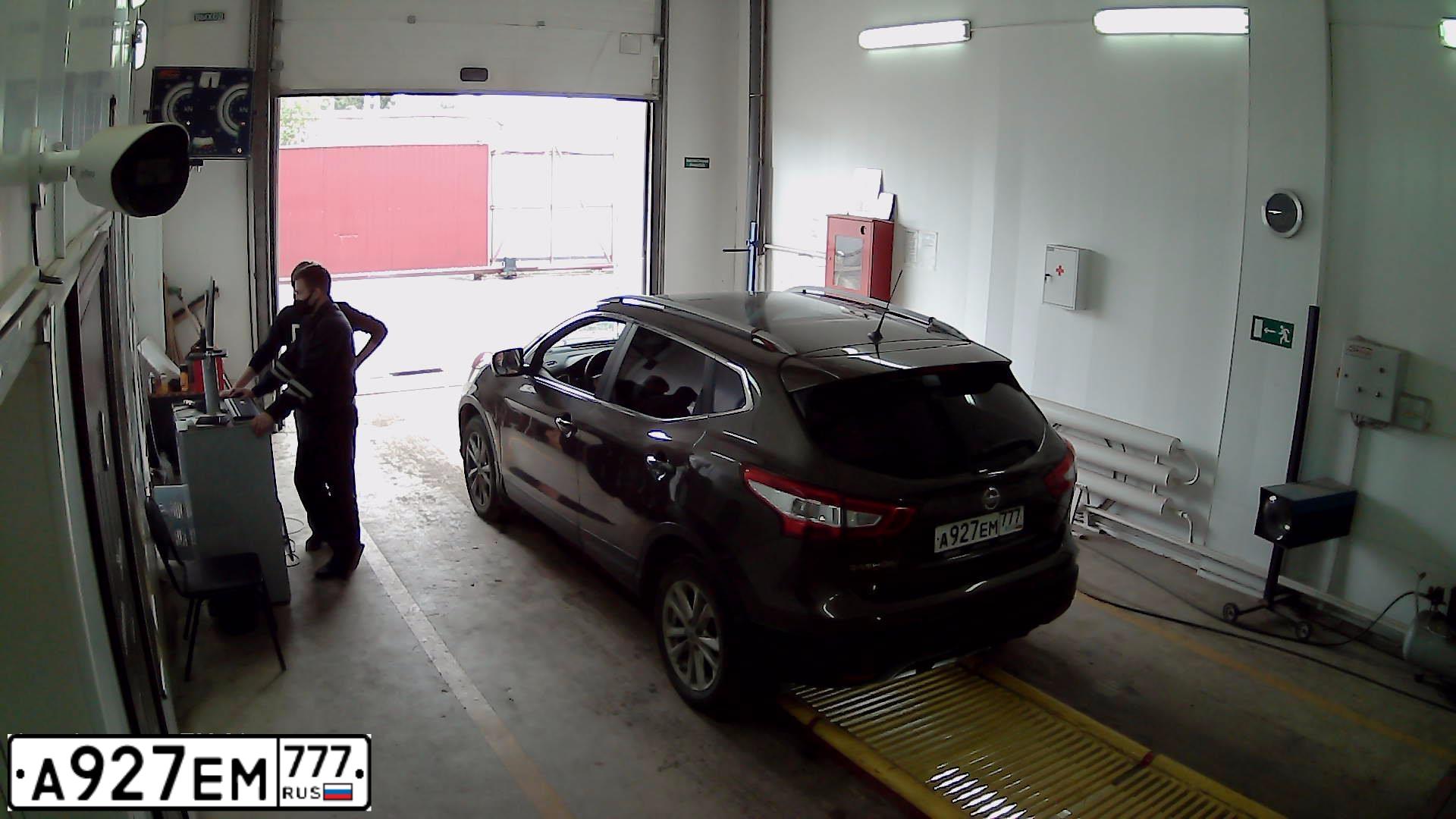Фото автомобиля NISSAN QASHQAI, 2014 — госномер А927ЕМ777. Цвет: КОРИЧНЕВЫЙ