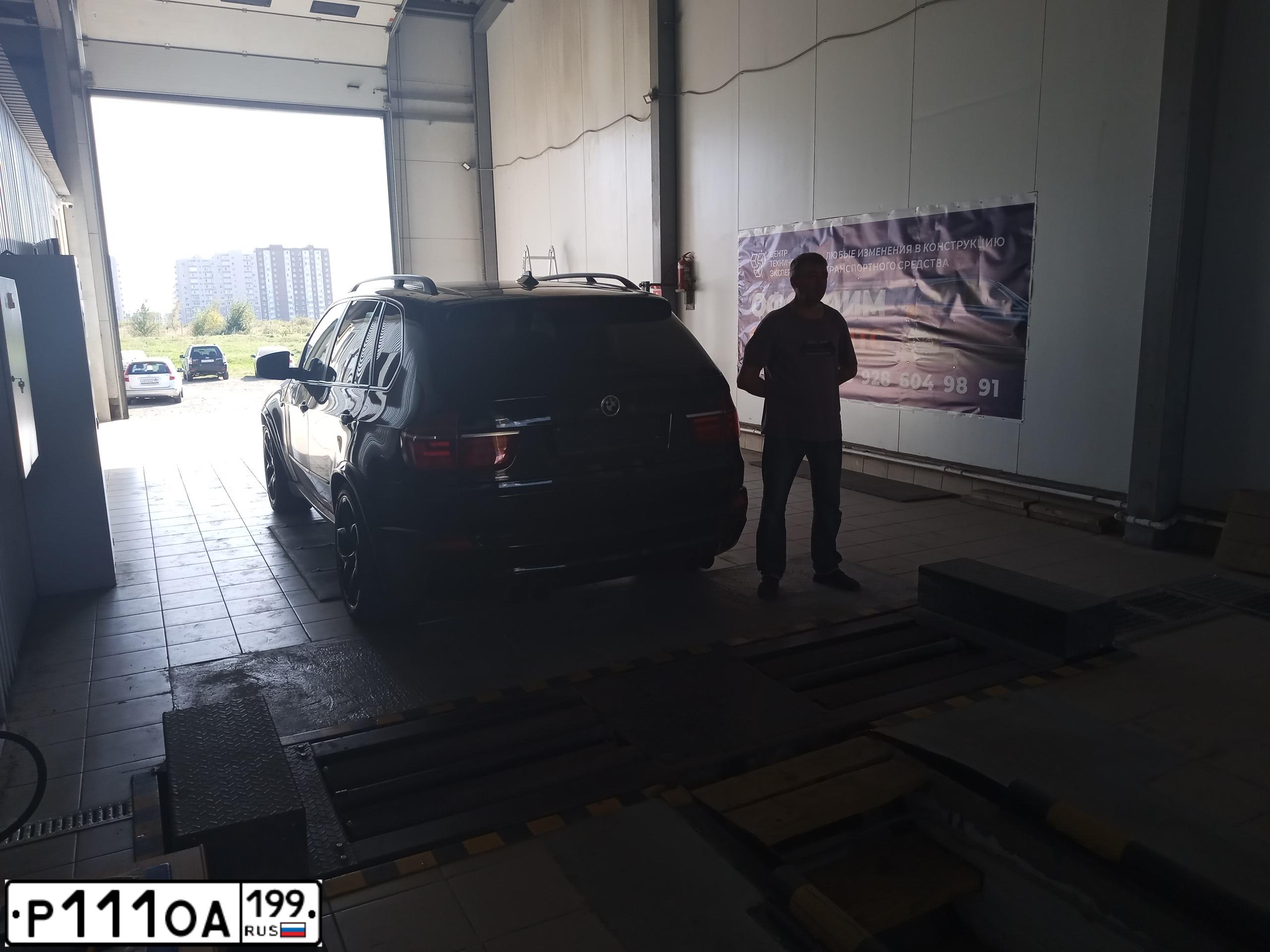 Фото автомобиля AUDI A6, 2000 — госномер Р111ОА199. Цвет: БЕЛЫЙ СЕРЕБРИСТЫЙ